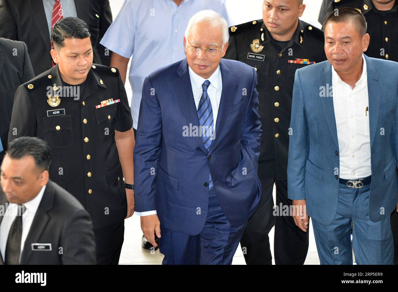 (181212) -- KUALA LUMPUR, 12. Dezember 2018 -- der ehemalige malaysische Premierminister Najib Razak (C) trifft am 12. Dezember 2018 vor einem Gericht in Kuala Lumpur, Malaysia, ein. Najib Razak wurde am Mittwoch wegen Manipulation eines Prüfberichts in Bezug auf den staatlichen Investitionsfonds 1Die Entwicklungshilfe Berhad (1MDB) angeklagt. MALAYSIA-KUALA LUMPUR-NAJIB-NEUE LADUNG CHONGXVOONXCHUNG PUBLICATIONXNOTXINXCHN Stockfoto