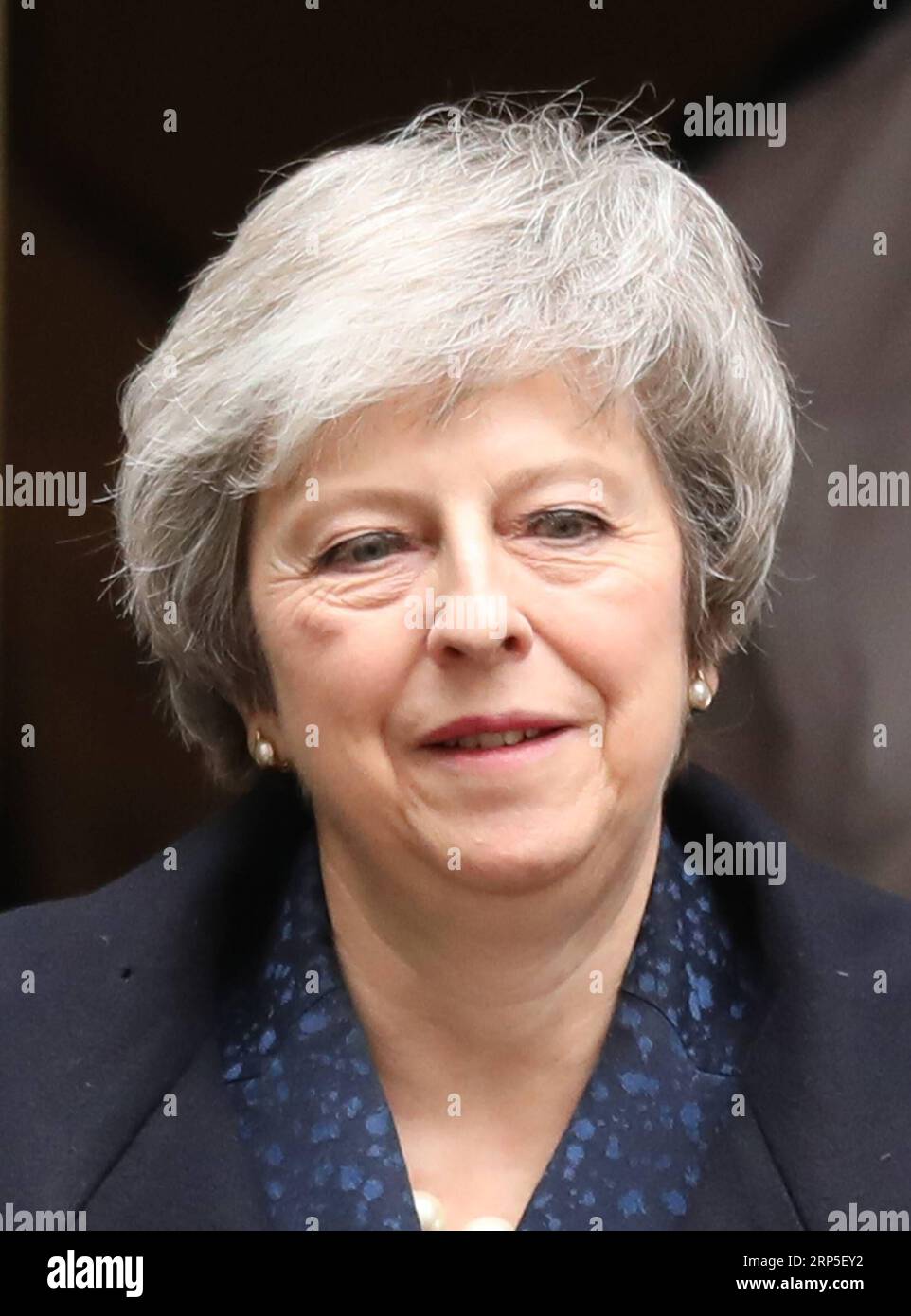 (181212) -- LONDON, 12. Dezember 2018 -- die britische Premierministerin Theresa May verlässt die Downing Street für Fragen des Premierministers in London, Großbritannien am 12. Dezember 2018. Die britische Premierministerin Theresa May wird am Mittwoch ein Misstrauensvotum erleiden, sagte Graham Brady, der Vorsitzende des Komitees der Hinterbänker der Konservativen Partei von 1922. (wyo) BRITAIN-LONDON-THERESA MAY-PMQ IsabelxInfantes PUBLICATIONxNOTxINxCHN Stockfoto