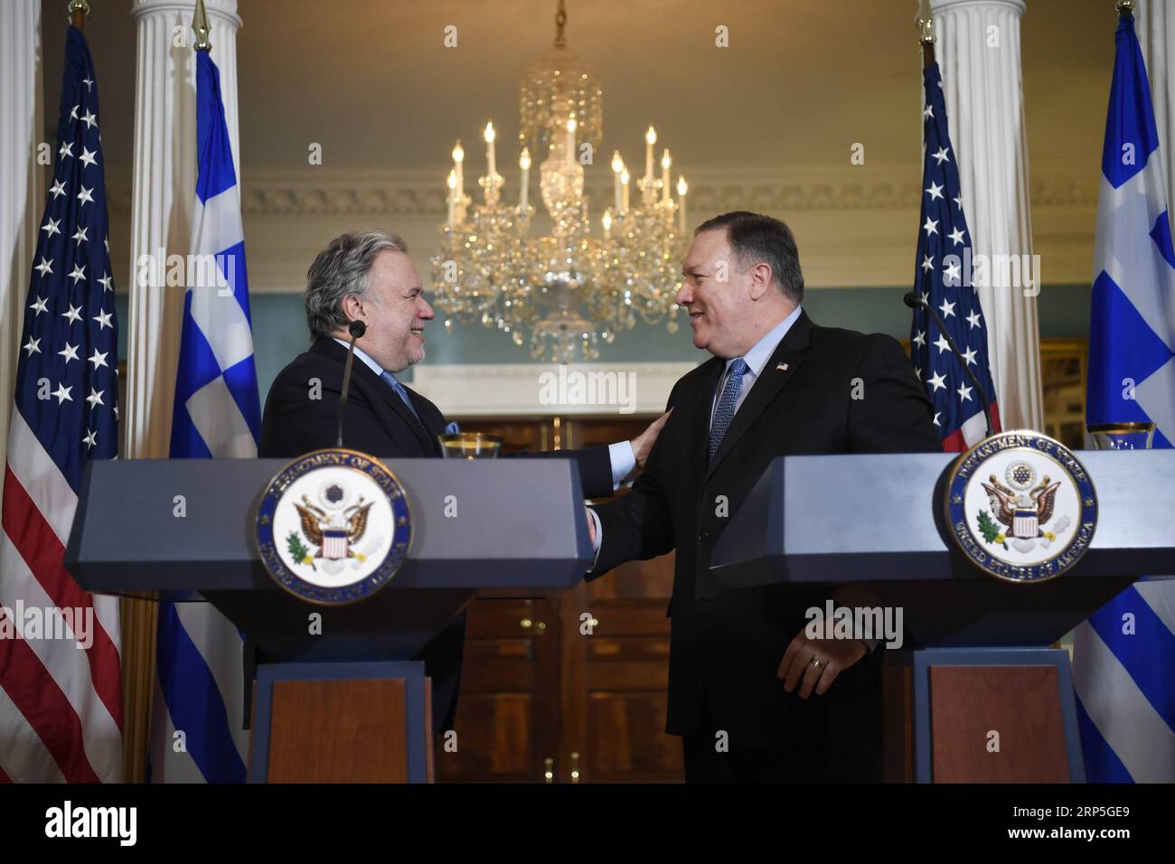 (181214) -- WASHINGTON, 14. Dezember 2018 -- US-Außenminister Mike Pompeo (R) und griechisch-amtierender Außenminister George Katrougalos halten am 13. Dezember 2018 eine gemeinsame Pressekonferenz im Außenministerium in Washington D.C., USA, ab. In einer offensichtlichen Bemühung, Russlands Energieexporte in die europäischen Nationen zu treffen, betonten die Vereinigten Staaten am Donnerstag die Rolle Griechenlands bei der Diversifizierung der europäischen Energiequellen und erwägten, seine Energiezusammenarbeit mit Griechenland in einem bilateralen Dialog weiter zu stärken. )(yxb) US-WASHINGTON-POMPEO-GRIECHENLAND-PRESSEKONFERENZ LiuxJie PUBLICATIONxNOTxINxCH Stockfoto