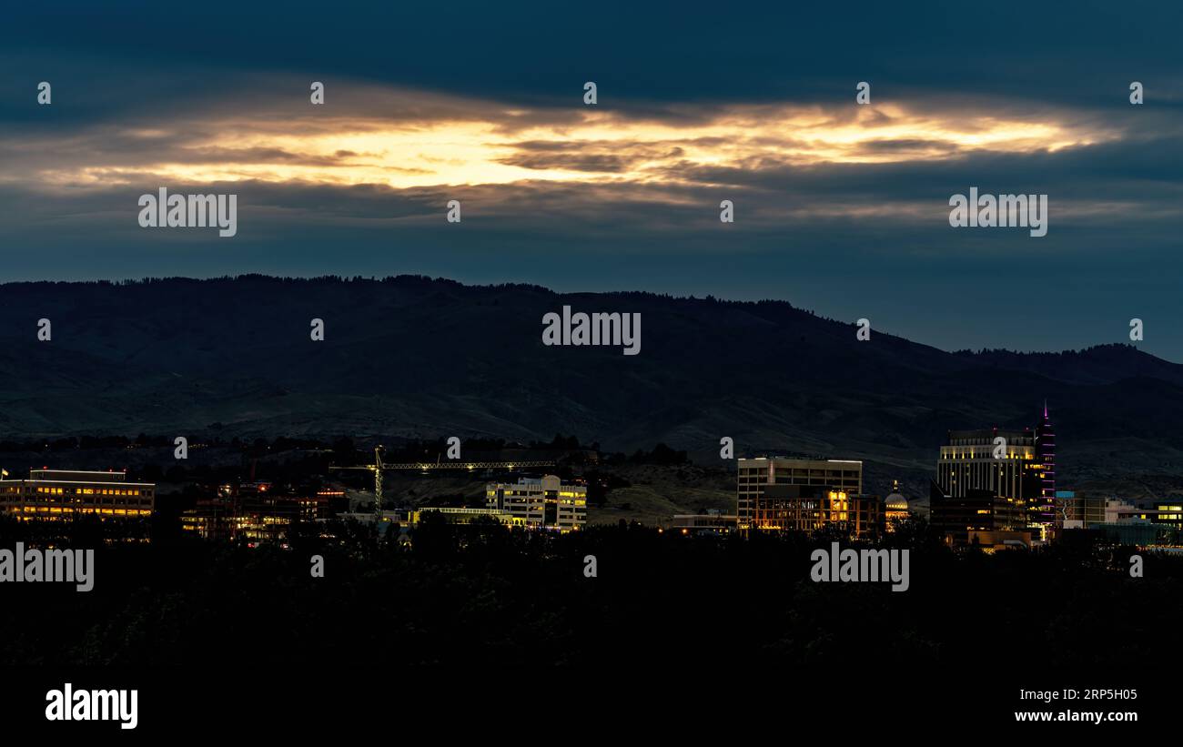 Kleine Stadt Bosie Idah o bei Sonnenaufgang mit Farben am Himmel Stockfoto