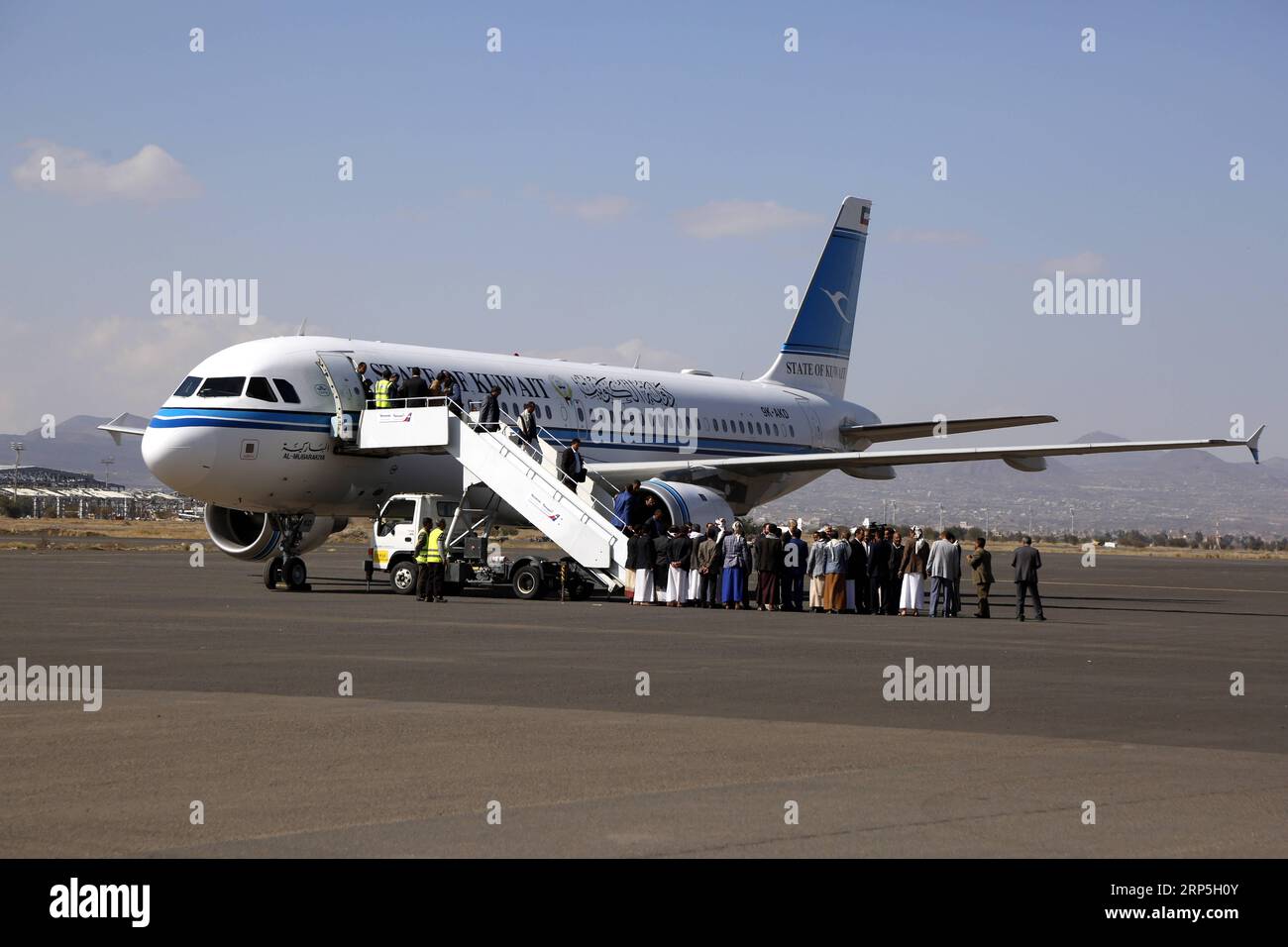 (181214) -- SANAA, 14. Dezember 2018 -- Vertreter einer Huthi-Delegation, die von den von der UNO geförderten Friedensverhandlungen in Schweden zurückgekehrt sind, steigen aus dem Flugzeug aus, nachdem sie am 14. Dezember 2018 am Sanaa International Airport in Sanaa, Jemen, angekommen sind. Die Friedenskonsultationen im Jemen endeten am Donnerstag in Schweden mit unsicheren Absprachen über Hodeidah und den Austausch von Gefangenen sowie Absprachen über Taiz. (lmm) DELEGATION JEMEN-SANAA-HOUTHI-RÜCKKEHR MohammedxMohammed PUBLICATIONxNOTxINxCHN Stockfoto