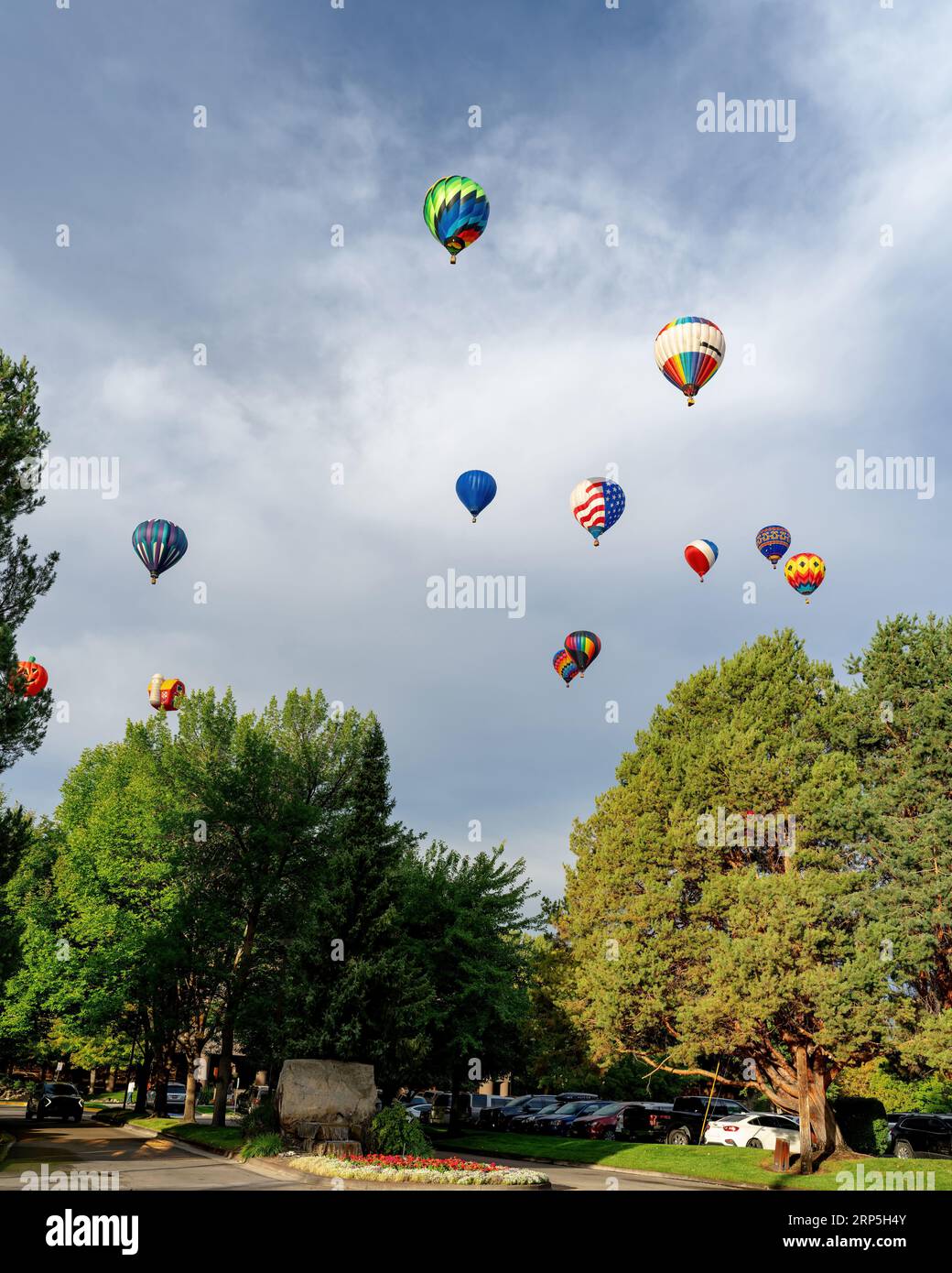 Parkplatzeingang mit Bäumen und Heißluftballons Stockfoto