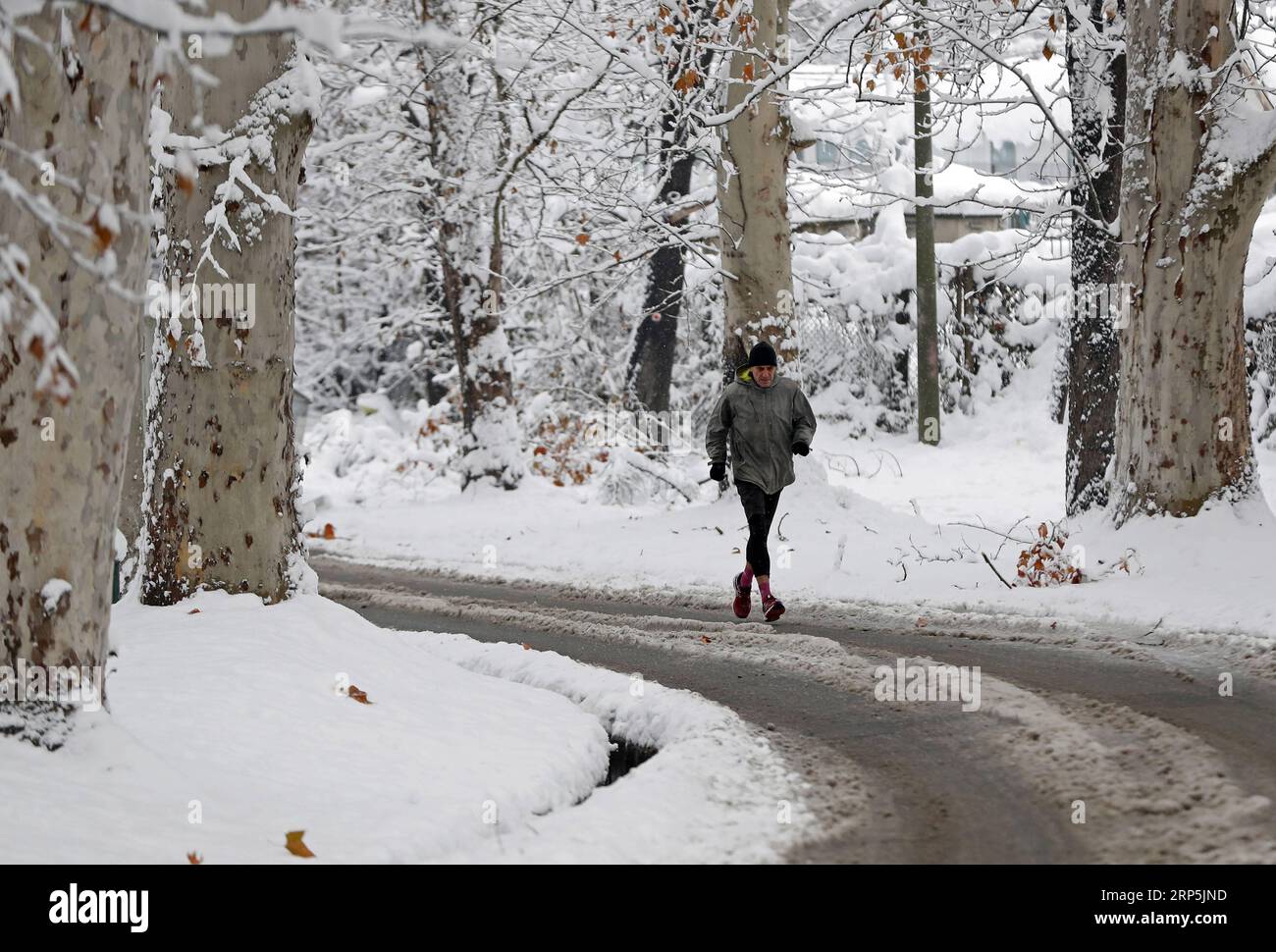 (181216) -- BELGRAD, 16. Dezember 2018 -- Ein Mann läuft am 16. Dezember 2018 auf einer schneebedeckten Straße in Belgrad, Serbien. ) SERBIEN-BELGRAD-WETTER-SCHNEE PredragxMilosavljevic PUBLICATIONxNOTxINxCHN Stockfoto