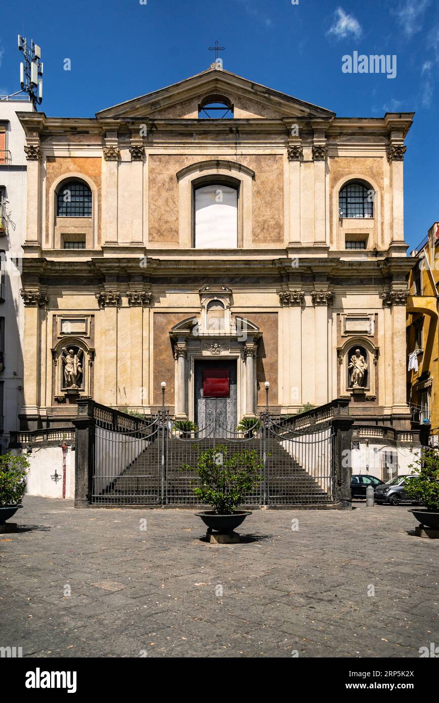 Neapel, Kampanien, Italien. Monumentale Kirche aus dem 17. Jahrhundert, die Maria in Largo Donnaregina, dem Sitz des Diözesanmuseums, gewidmet ist Stockfoto