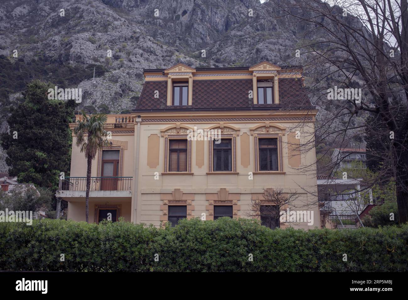 Montenegro - Vorderansicht einer zweistöckigen Villa in Dobrota, Dorf in der Nähe von Kotor Stockfoto