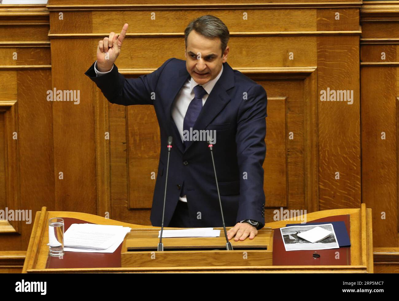 (181218) -- ATHEN, 18. Dezember 2018 -- griechischer Hauptoppositionsführer Kyriakos Mitsotakis, konservativer Parteivorsitzender der Neuen Demokratie, spricht am 18. Dezember 2018 in Athen, Griechenland, an Gesetzgeber. Die griechischen Gesetzgeber ratifizierten am Dienstag den Staatshaushalt 2019, die erste Ära nach der Rettung des Landes, die ein Wirtschaftswachstum von 2,5 Prozent im neuen Jahr von 2,1 Prozent im Jahr 2018 vorsieht. ) GRIECHENLAND-ATHEN-PARLAMENT-STAATSHAUSHALT-RATIFIZIERUNG MARIOSXLOLOS PUBLICATIONXNOTXINXCHN Stockfoto