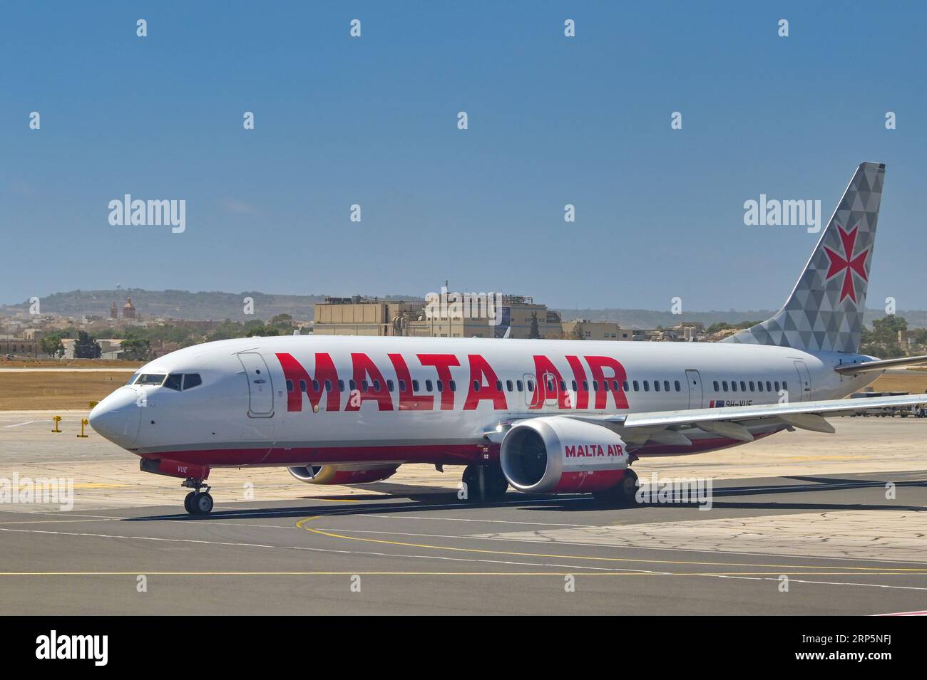 Luqa, Malta - 7. August 2023: Malta Air Boeing 737 Max 8 Jet Rolling zum Start am internationalen Flughafen der Insel. Stockfoto