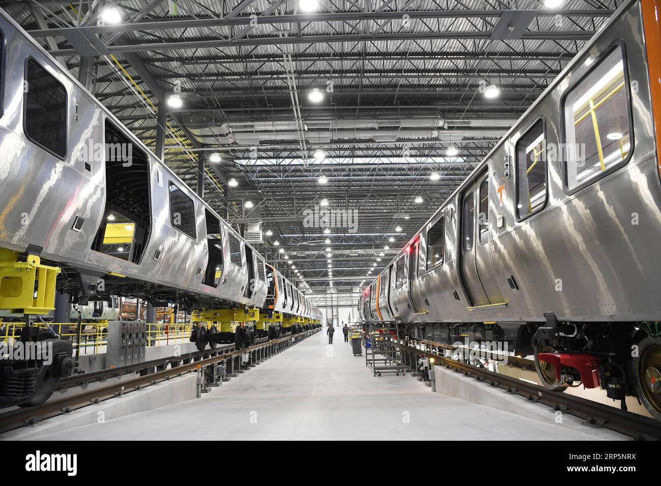 (181220) -- PEKING, 20. Dezember 2018 -- Foto vom 18. Dezember 2018 zeigt ein Montagewerk von CRRC in Springfield, Massachusetts, USA. Die chinesische Eisenbahngesellschaft hat die Produktion eines U-Bahn-Pkw-Paares abgeschlossen, das in den US-Bundesstaat Massachusetts geliefert werden soll. ) XINHUA FOTOS DES TAGES XINHUA FOTOS DES TAGES LIUXJIE PUBLICATIONXNOTXINXCHN Stockfoto