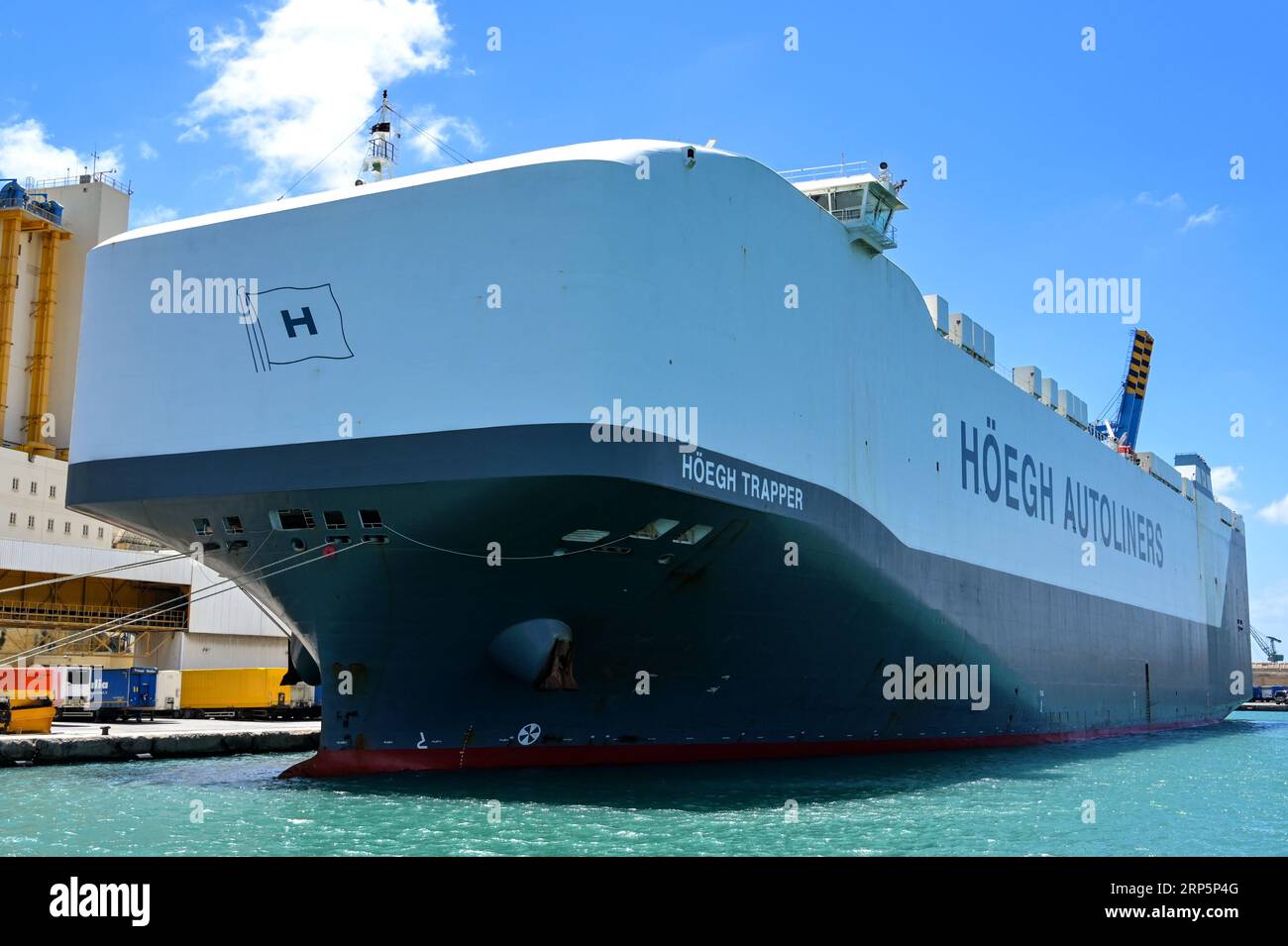 Valletta, Malta - 6. August 2023: Großraumschiff Hoegh Trapper im Hafen von Valletta. Stockfoto
