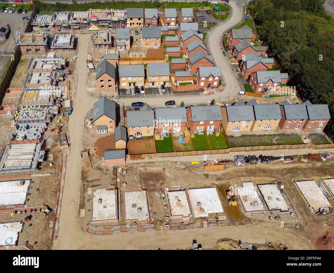 Pontypridd, Wales - 3. September 2023: Drohnenansicht einer neuen Wohnsiedlung in Südwales. Der Hausmeister ist Bellway Homes. Stockfoto