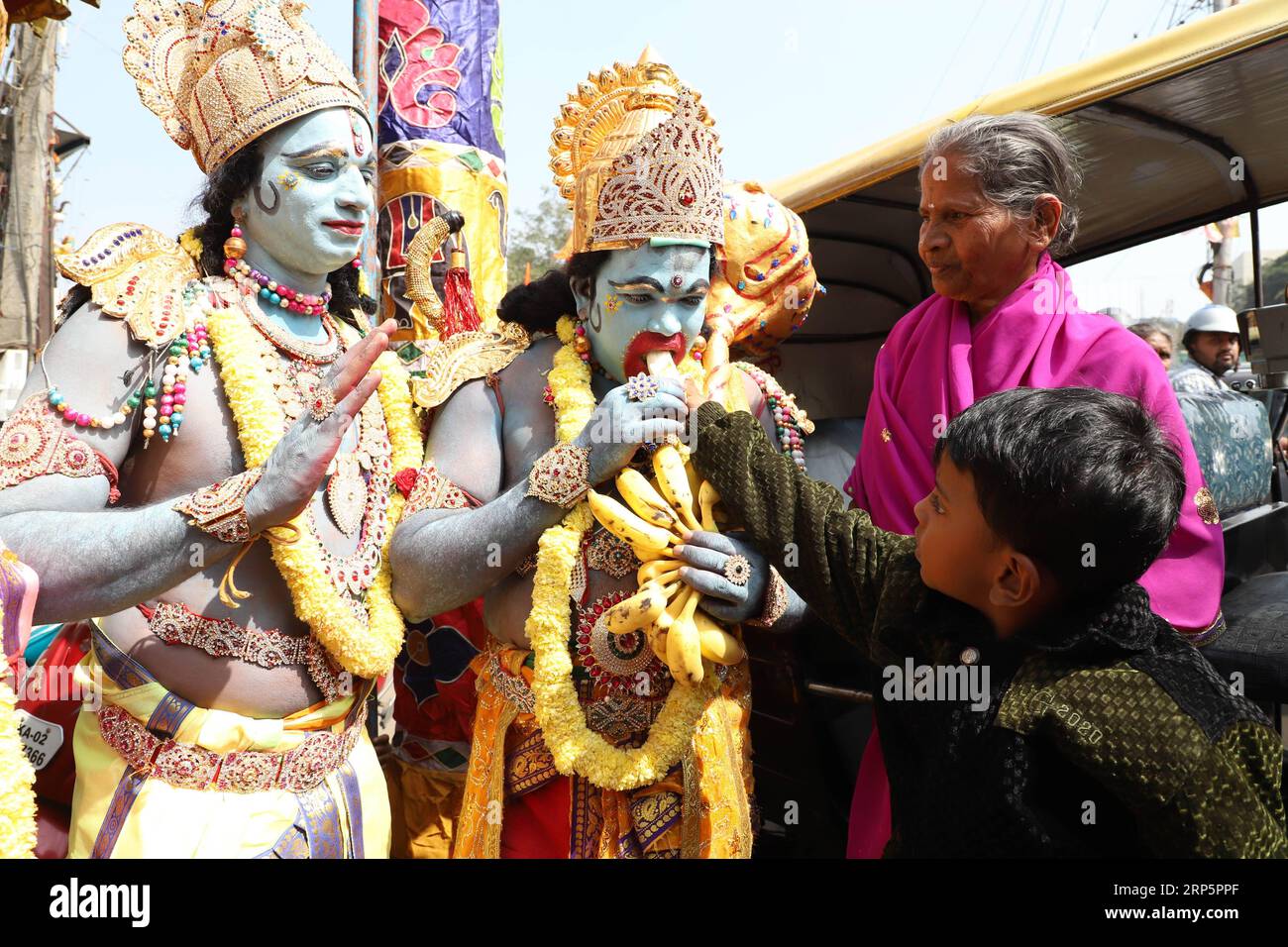 (181221) -- PEKING, 21. Dezember 2018 () -- Indianer, die als Hinduaffengott Hanuman gekleidet sind, feiern den Hanuman Jayanti, einen Tag, an dem die Geburt des Affengottes Hanuman gefeiert wird, in Bangalore, Indien, 20. Dezember 2018. (/Stringer) FOTOS DES TAGES FOTOS DES TAGES Xinhua PUBLICATIONxNOTxINxCHN Stockfoto