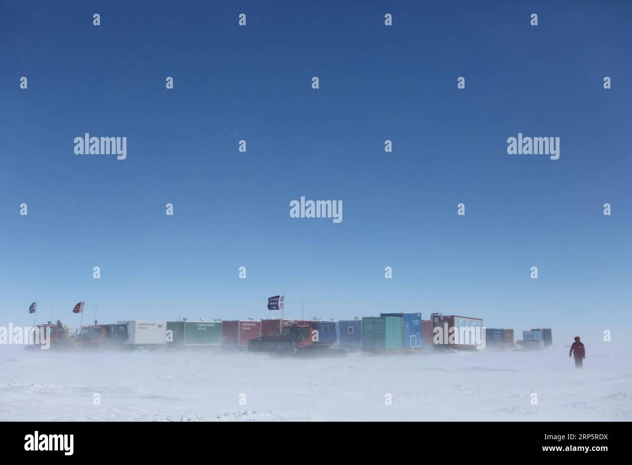 (181222) -- AN BORD VON XUELONG, 22. Dezember 2018 (Xinhua) -- zwei Inland-Expeditionsteams chinesischer Forscher auf Chinas 35. Antarktis-Expedition treffen auf einen Schneesturm auf ihrem Weg zu den chinesischen Stationen Kunlun und Taishan in der Antarktis, 21. Dezember 2018. (Xinhua/Liu Shiping) ANTARKTIS-XUELONG-INLAND-EXPEDITION-BLIZZARD PUBLICATIONxNOTxINxCHN Stockfoto