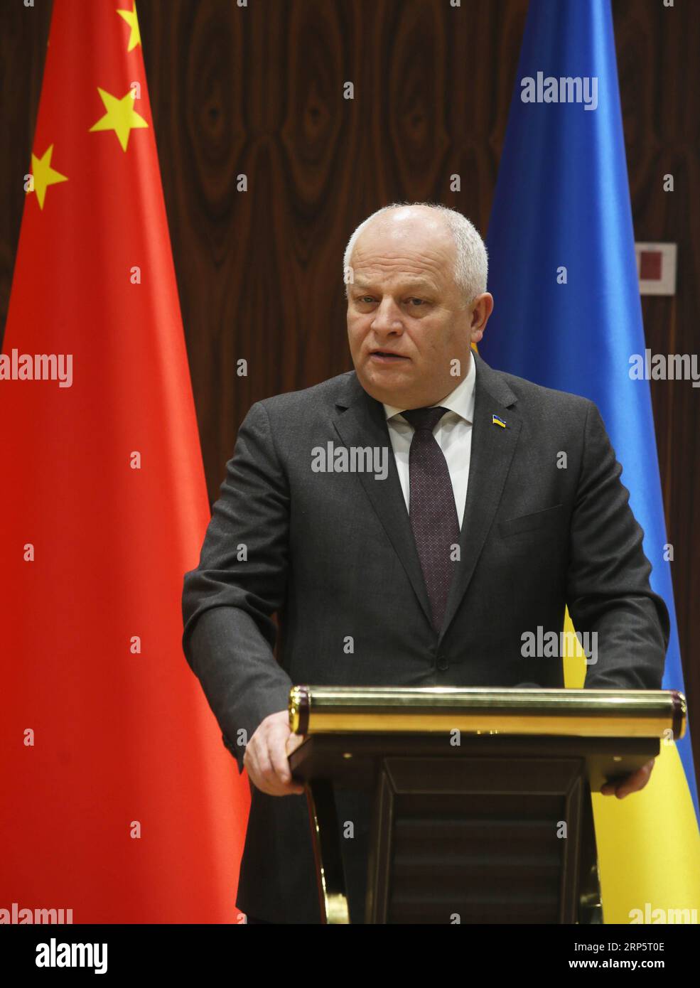 (181223) -- KIEW, 23. Dezember 2018 -- der ukrainische erste Vize-Premierminister Stepan Kubiv spricht am 20. Dezember 2018 in Kiew, Ukraine, an einer Zeremonie zur Unterzeichnung des Abkommens. Das chinesische Unternehmen Dongfang Electric International Corporation (DEIC) und das ukrainische Unternehmen Donbasenergo unterzeichneten am Donnerstag eine Vereinbarung über den gemeinsamen Wiederaufbau eines Kraftwerks im Heizkraftwerk Sloviansk (TPP) in der Ostukraine. Die Vereinbarung sieht vor, dass die beiden Unternehmen den Stromerzeuger Nr. 6 bei Sloviansk TPP in zwei separate Einheiten mit einer Leistung von jeweils 330 Megawatt aufteilen. ) UKRAINE-KIEW-CHINA-THERMAL PLANT-JO Stockfoto