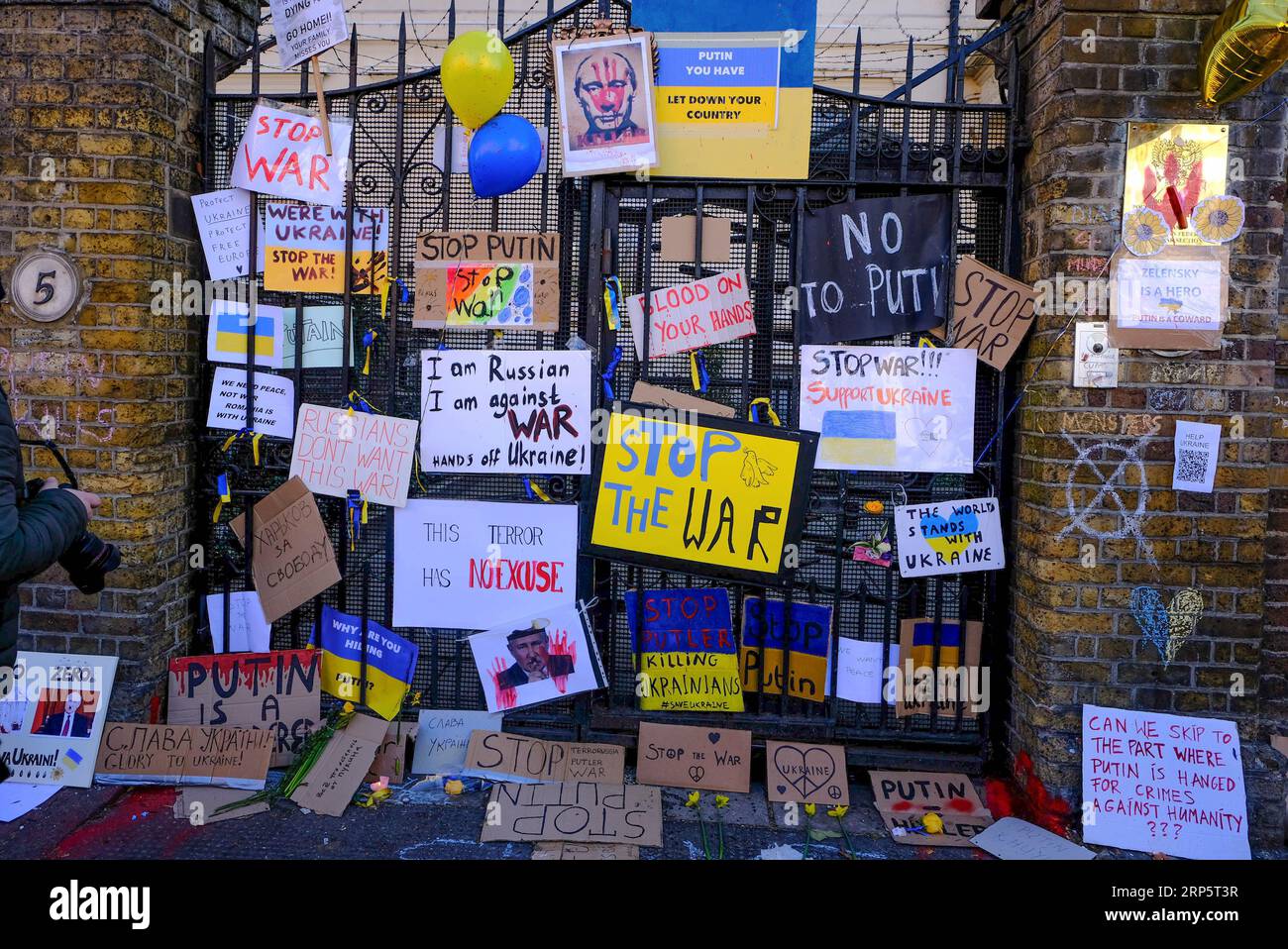 Whitehall, Opp. Downing Street, London, Großbritannien. Februar 2022 26. Demonstranten versammeln sich vor der Downing Street, um das Ende der russischen Invasion in die Ukraine zu fordern Stockfoto