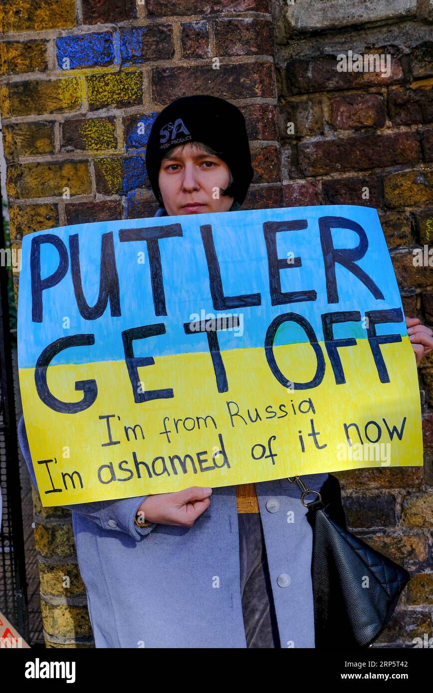 Whitehall, Opp. Downing Street, London, Großbritannien. Februar 2022 26. Demonstranten versammeln sich vor der Downing Street, um das Ende der russischen Invasion in die Ukraine zu fordern Stockfoto