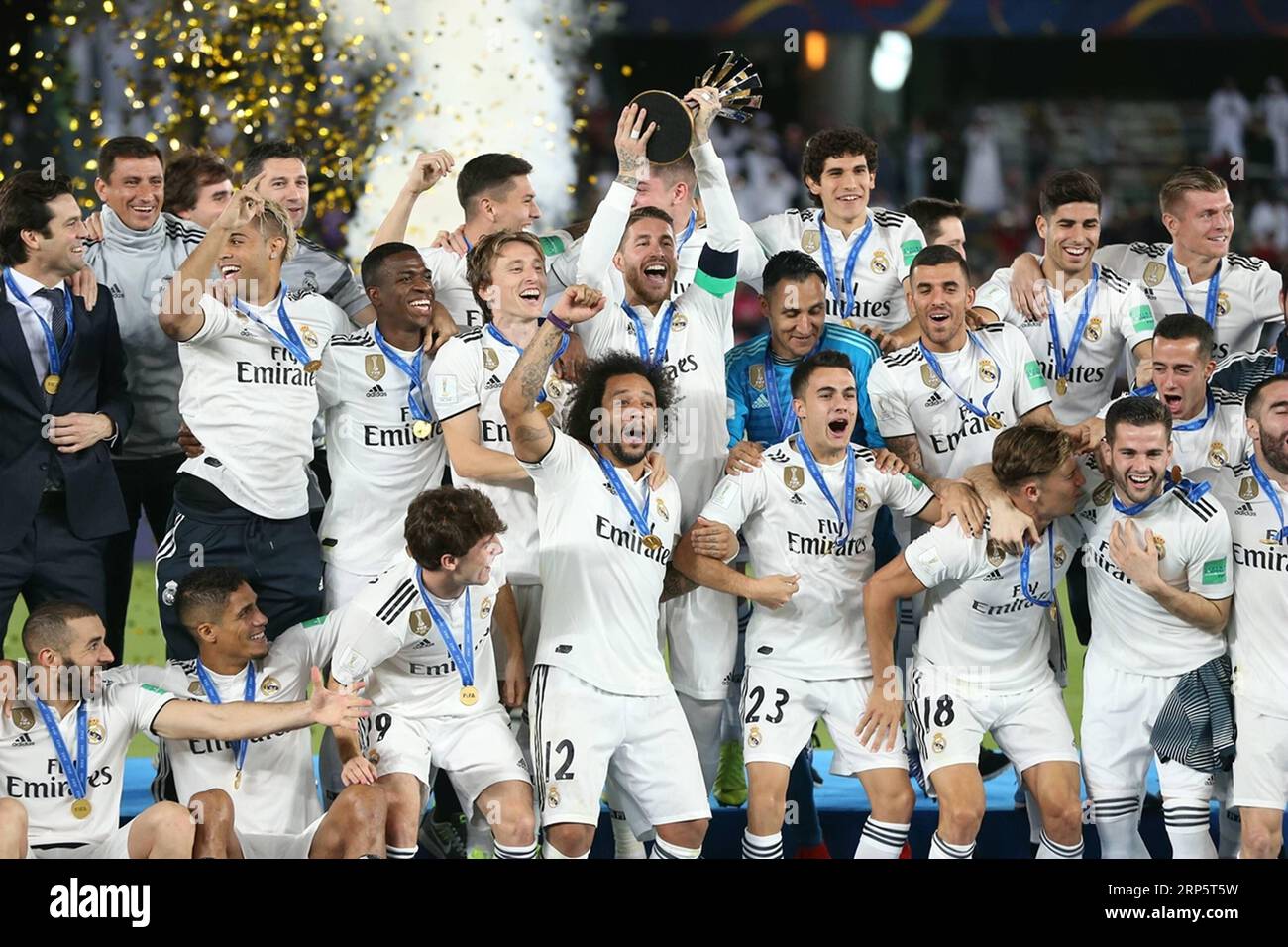 (181223) -- PEKING, 23. Dezember 2018 -- Spieler von Real Madrid feiern während der Preisverleihung des FIFA Club-WM-Finales zwischen Real Madrid und Al Ain in Abu Dhabi, Vereinigte Arabische Emirate (VAE), 22. Dezember 2018. Real Madrid gewann den Titel mit 4:1. ) XINHUA FOTOS DES TAGES XINHUA FOTOS DES TAGES MOHAMADXBADREDDINE PUBLICATIONXNOTXINXCHN Stockfoto