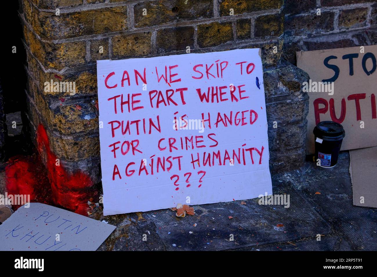 Whitehall, Opp. Downing Street, London, Großbritannien. Februar 2022 26. Demonstranten versammeln sich vor der Downing Street, um das Ende der russischen Invasion in die Ukraine zu fordern Stockfoto