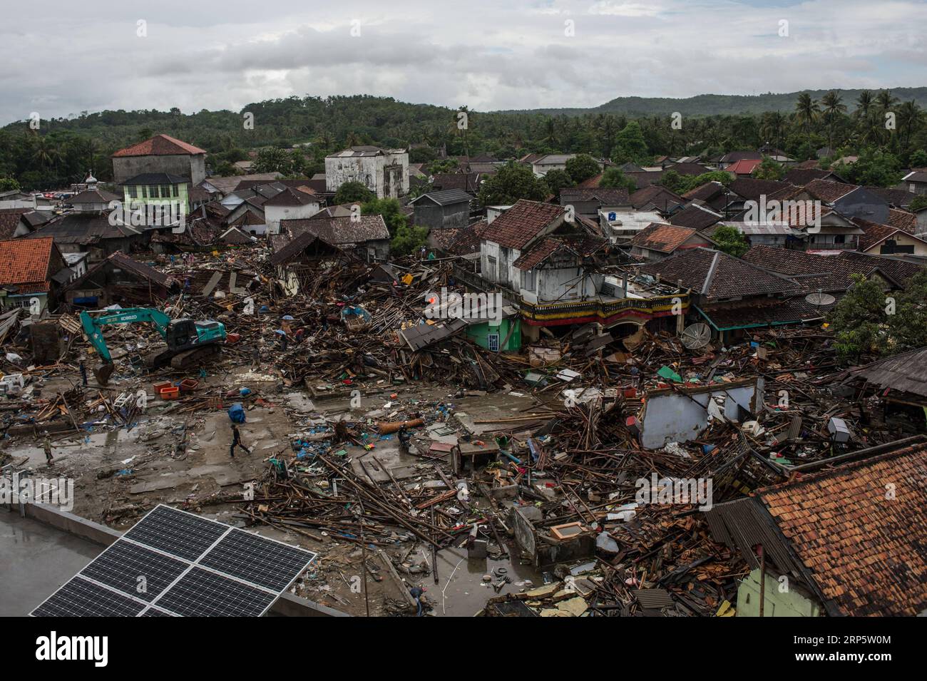 (181224) -- PANDEGLANG, 24. Dezember 2018 -- Einheimische spazieren zwischen Trümmern im Sumur-Bezirk von Pandeglang, Provinz Banten, in Indonesien, 24. Dezember 2018. Ein verheerender Tsunami, ausgelöst durch einen Vulkanausbruch in Indonesien, hat 281 Menschen getötet und 1.016 weitere verletzt, entlang der Küstengebiete der Sunda-Straße zwischen Java und Sumatra Inseln, sagte die nationale Katastrophenagentur am Montag. INDONESIA-PANDEGLANG-TSUNAMI-AFTERMATH VerixSanovri PUBLICATIONxNOTxINxCHN Stockfoto