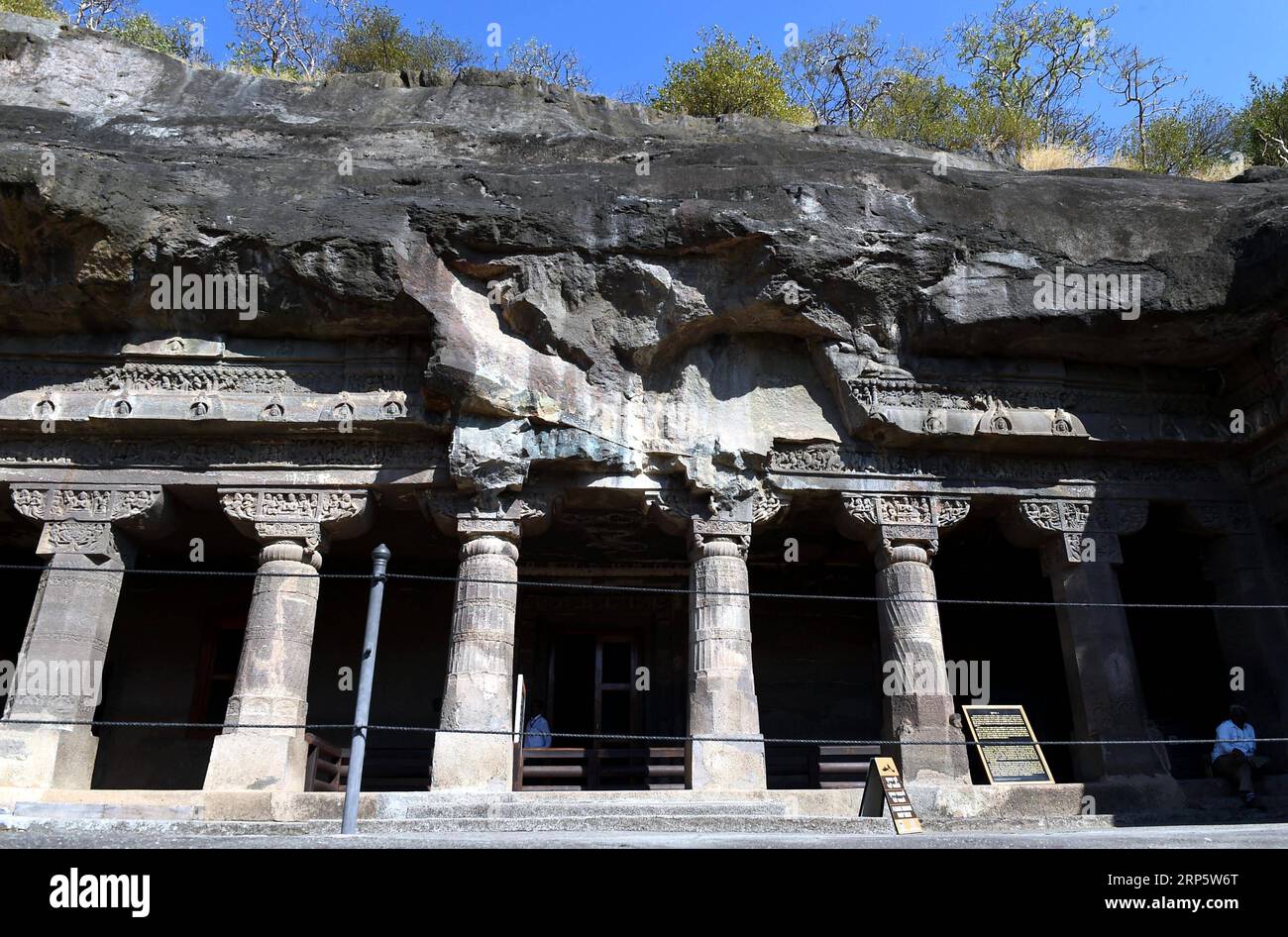 (181224) -- AURANGABAD, 24. Dezember 2018 -- Foto aufgenommen am 22. Dezember 2018 zeigt Außenansicht der Ajanta-Höhlen in Aurangabad, Maharashtra von Indien. Die Höhlen von Ajanta wurden 1983 zum UNESCO-Weltkulturerbe erklärt. Die Gemälde und Skulpturen von Ajanta gelten als Meisterwerke buddhistischer religiöser Kunst ) INDIEN-AURANGABAD-AJANTA-HÖHLEN ZhangxNaijie PUBLICATIONxNOTxINxCHN Stockfoto