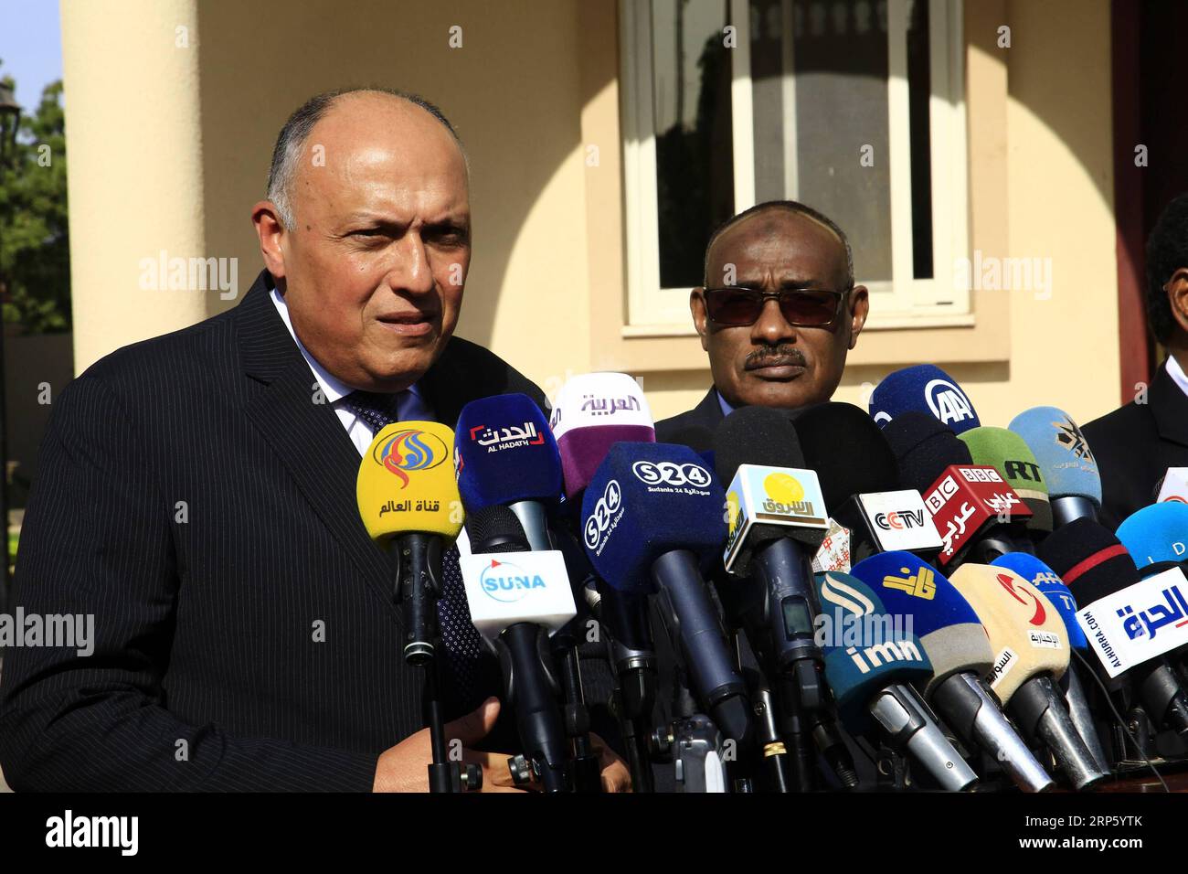 (181227) -- KHARTUM, 27. Dezember 2018 -- der ägyptische Außenminister Sameh Shoukry (L) und der sudanesische Außenminister Al-Dirdiri Mohamed Ahmed nahmen am 27. Dezember 2018 an einer gemeinsamen Pressekonferenz in Khartum (Sudan) Teil. Sudan und Ägypten haben am Donnerstag erneut betont, wie wichtig es ist, die Sicherheit, Stabilität und Entwicklung des Roten Meeres durch eine engere Zusammenarbeit zu verbessern. ) SUDAN-KHARTUM-ÄGYPTEN-KOOPERATION MohamedxKhidir PUBLICATIONxNOTxINxCHN Stockfoto