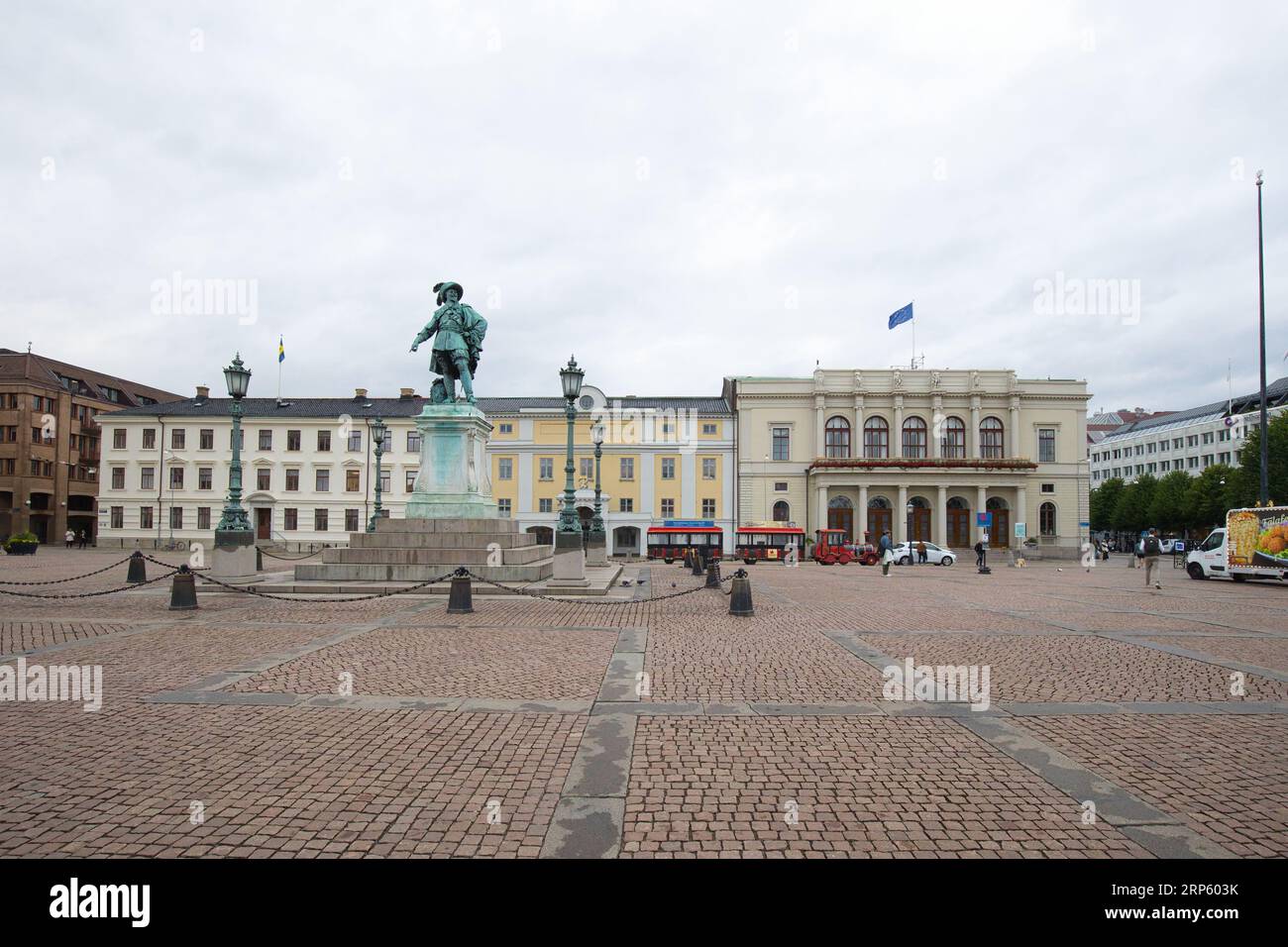 Schweden, Göteborg - 05. Juli 2023: Gustaf-Adolf-Platz mit Gustav-II-Adolf-Statue und dem Gemeindegebäude Bourse. Stockfoto
