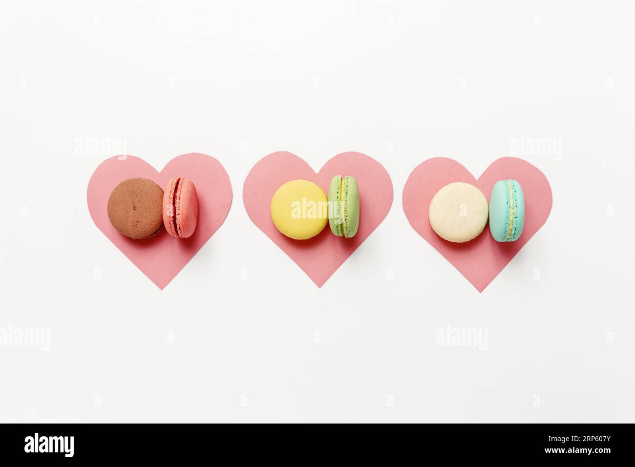 Bunte französische Süßspeise Macarons mit verschiedenen Füllungen. Stockfoto
