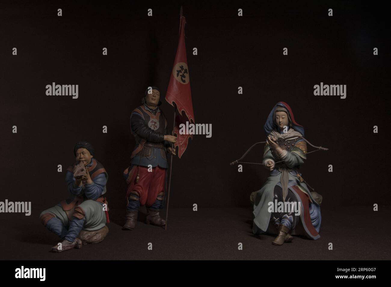 (181229) -- PEKING, 29. Dezember 2018 -- Foto aufgenommen am 29. Juli 2015 zeigt die Figuren von Zhang Yu, dem sechsten Hersteller der Tonfigur Zhang , die jetzt in der Tonfigur Zhang Kunstgalerie in Tianjin, Nordchina, ausgestellt ist. Clay Figure Zhang ist ein bekannter Name für traditionelle Volkskunst in China, und solche Kunstwerke haben eine Geschichte von fast 200 Jahren. Zhang Yu, der sechste Generation von Tonfiguren in seiner Familie, übernahm das Familienunternehmen 1996, als er gerade einmal 18 Jahre alt war. Mit der Zeit haben sich Handwerk und Marke weiterentwickelt. Anstatt Figuren zu machen und sie wie zu verkaufen Stockfoto