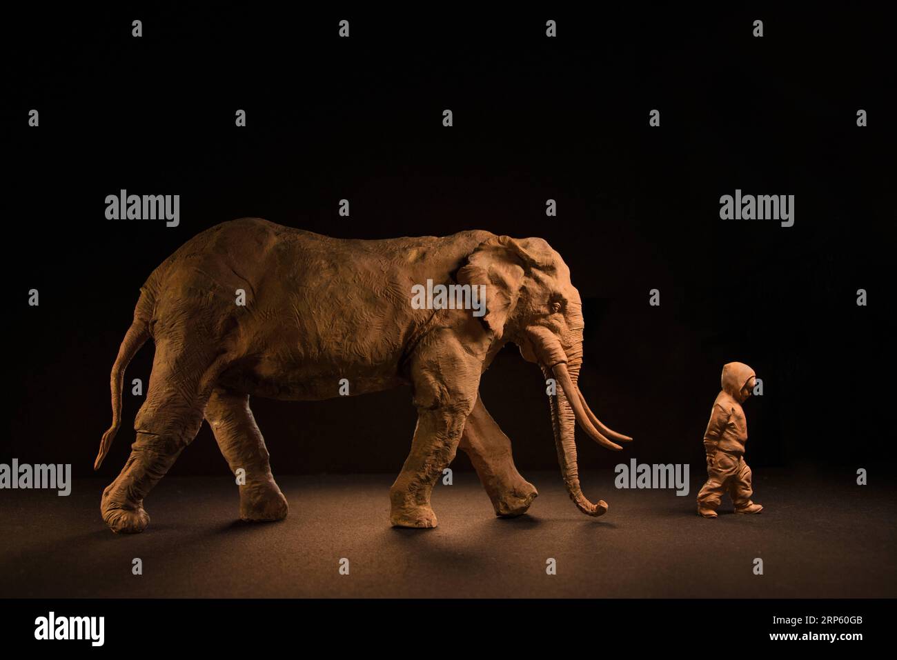 (181229) -- PEKING, 29. Dezember 2018 (Xinhua) -- Foto aufgenommen am 26. Januar 2016 zeigt die Figuren von Zhang Yu, dem sechsten Hersteller von Tonfiguren Zhang, die jetzt in der Tonfiguren Zhang Kunstgalerie in Tianjin, Nordchina, ausgestellt sind. Clay Figure Zhang ist ein bekannter Name für traditionelle Volkskunst in China, und solche Kunstwerke haben eine Geschichte von fast 200 Jahren. Zhang Yu, der sechste Generation von Tonfiguren in seiner Familie, übernahm das Familienunternehmen 1996, als er gerade einmal 18 Jahre alt war. Mit der Zeit haben sich Handwerk und Marke weiterentwickelt. Anstatt Figuren zu machen und zu verkaufen Stockfoto