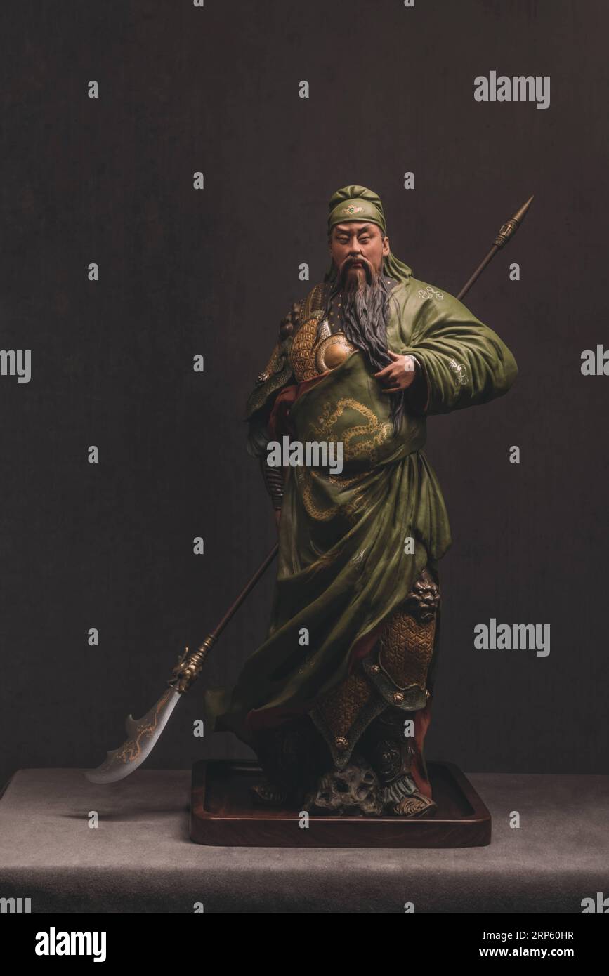 (181229) -- PEKING, 29. Dezember 2018 (Xinhua) -- Foto aufgenommen am 4. Mai 2018 zeigt die Figur von Zhang Yu, dem sechsten Hersteller der Tonfigur Zhang , die jetzt in der Tonfigur Zhang Kunstgalerie in Tianjin, Nordchina, ausgestellt ist. Clay Figure Zhang ist ein bekannter Name für traditionelle Volkskunst in China, und solche Kunstwerke haben eine Geschichte von fast 200 Jahren. Zhang Yu, der sechste Generation von Tonfiguren in seiner Familie, übernahm das Familienunternehmen 1996, als er gerade einmal 18 Jahre alt war. Mit der Zeit haben sich Handwerk und Marke weiterentwickelt. Anstatt Figuren zu machen und den zu verkaufen Stockfoto