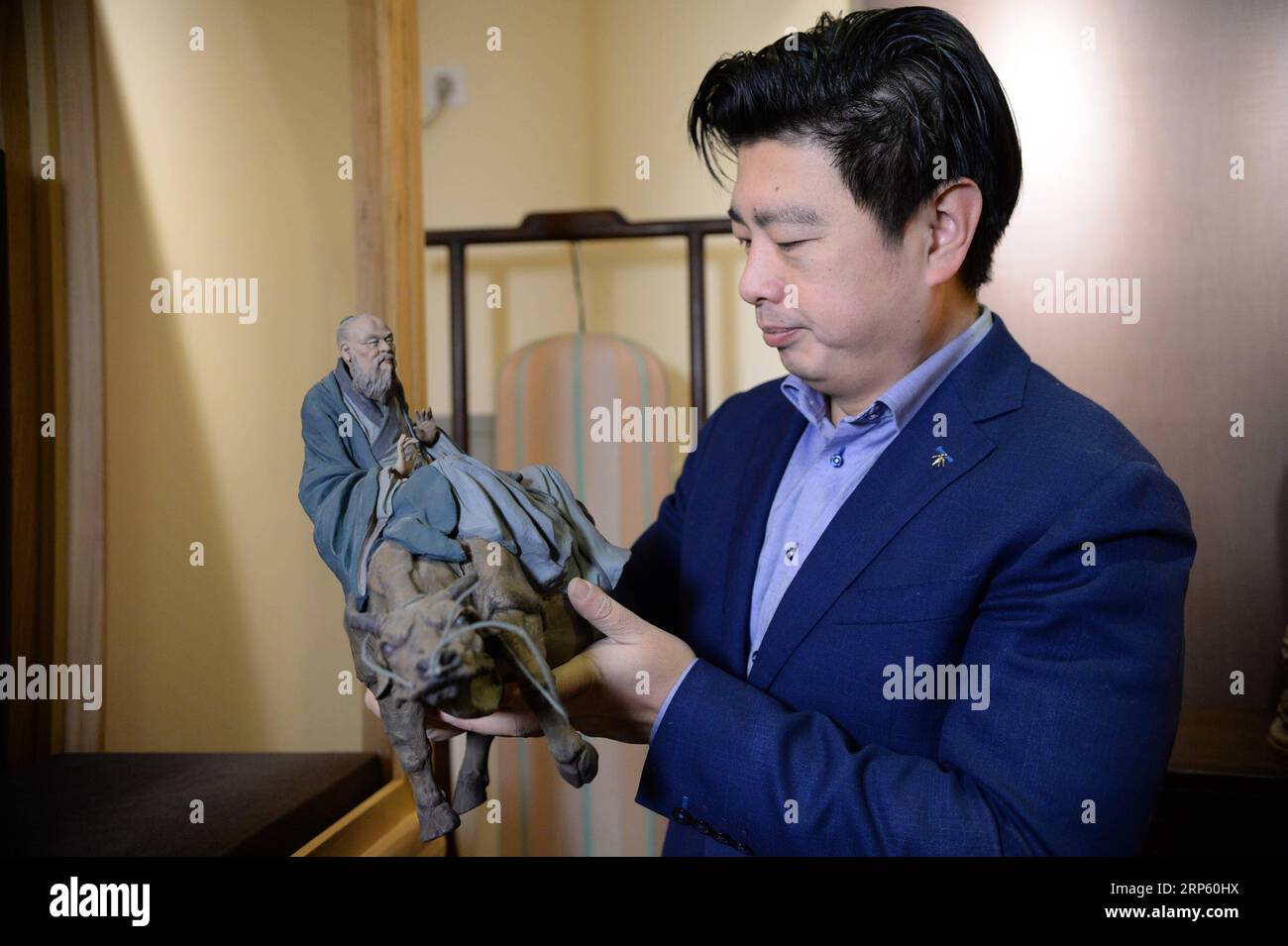 (181229) -- PEKING, 29. Dezember 2018 (Xinhua) -- Zhang Yu, der sechste Generation Hersteller von Tonfiguren Zhang, betrachtet eine Figur in seiner Werkstatt in der Tonfiguren Zhang Kunstgalerie in Tianjin, Nordchina, 28. Dezember 2018. Clay Figure Zhang ist ein bekannter Name für traditionelle Volkskunst in China, und solche Kunstwerke haben eine Geschichte von fast 200 Jahren. Zhang Yu, der sechste Generation von Tonfiguren in seiner Familie, übernahm das Familienunternehmen 1996, als er gerade einmal 18 Jahre alt war. Mit der Zeit haben sich Handwerk und Marke weiterentwickelt. Anstatt Figuren zu machen und sie wie ein Straßenverkäufer zu verkaufen, hat er es geschafft Stockfoto
