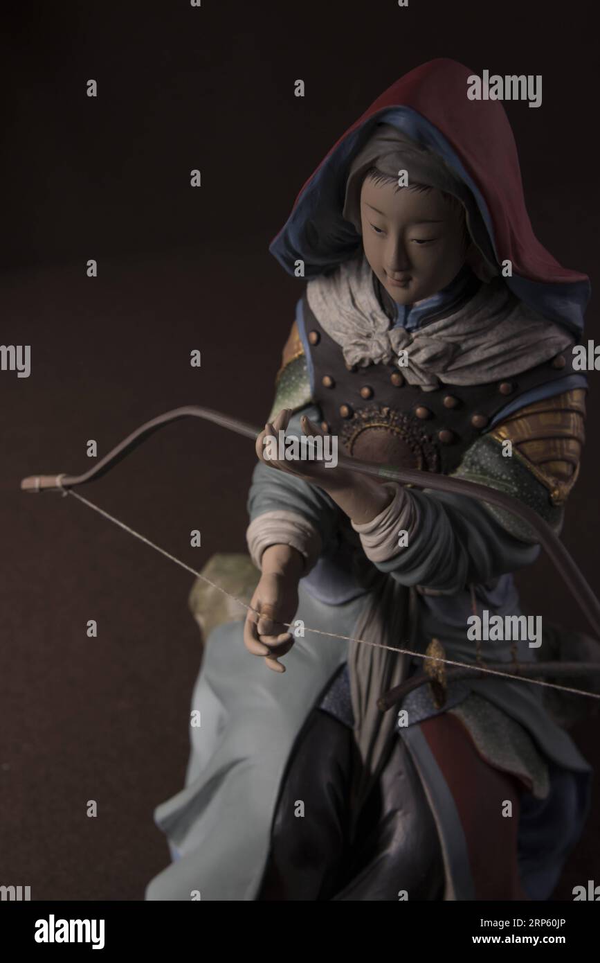 (181229) -- PEKING, 29. Dezember 2018 -- Foto aufgenommen am 29. Juli 2015 zeigt die Figur von Zhang Yu, dem sechsten Hersteller der Tonfigur Zhang , die jetzt in der Tonfigur Zhang Kunstgalerie in Tianjin, Nordchina, ausgestellt ist. Clay Figure Zhang ist ein bekannter Name für traditionelle Volkskunst in China, und solche Kunstwerke haben eine Geschichte von fast 200 Jahren. Zhang Yu, der sechste Generation von Tonfiguren in seiner Familie, übernahm das Familienunternehmen 1996, als er gerade einmal 18 Jahre alt war. Mit der Zeit haben sich Handwerk und Marke weiterentwickelt. Anstatt Figuren zu machen und sie wie zu verkaufen Stockfoto