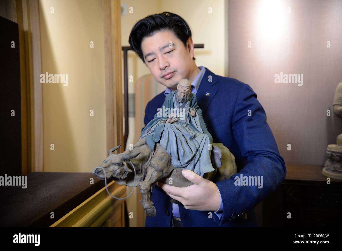 (181229) -- PEKING, 29. Dezember 2018 (Xinhua) -- Zhang Yu, der sechste Generation Hersteller von Tonfiguren Zhang, betrachtet eine Figur in seiner Werkstatt in der Tonfiguren Zhang Kunstgalerie in Tianjin, Nordchina, 28. Dezember 2018. Clay Figure Zhang ist ein bekannter Name für traditionelle Volkskunst in China, und solche Kunstwerke haben eine Geschichte von fast 200 Jahren. Zhang Yu, der sechste Generation von Tonfiguren in seiner Familie, übernahm das Familienunternehmen 1996, als er gerade einmal 18 Jahre alt war. Mit der Zeit haben sich Handwerk und Marke weiterentwickelt. Anstatt Figuren zu machen und sie wie ein Straßenverkäufer zu verkaufen, hat er es geschafft Stockfoto
