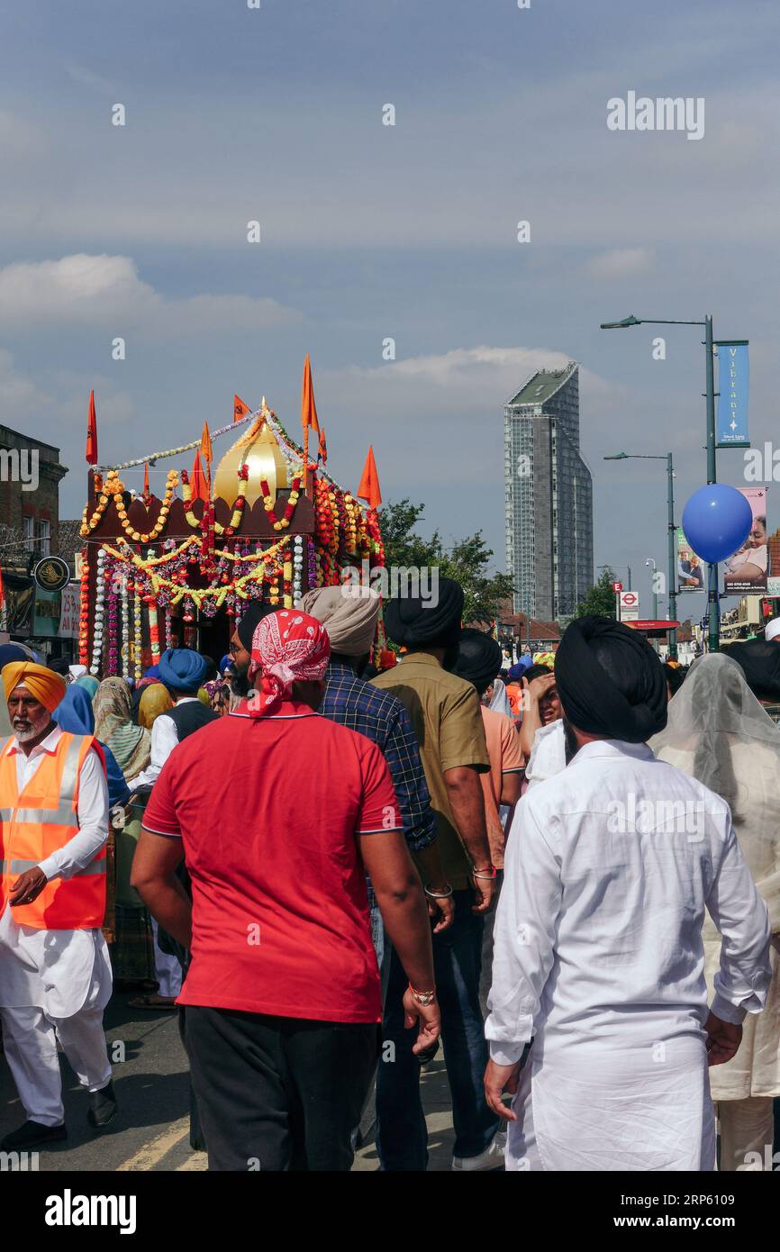 London, Großbritannien. September 2023. Tausende Sikhs nehmen an der jährlichen Nagar Kirtan-Prozession Teil, die in North Street Gurdwara, Barking und High Road, Seven Kings Gurdwara, Ilford beginnt. © Simon King/Alamy Live News Stockfoto