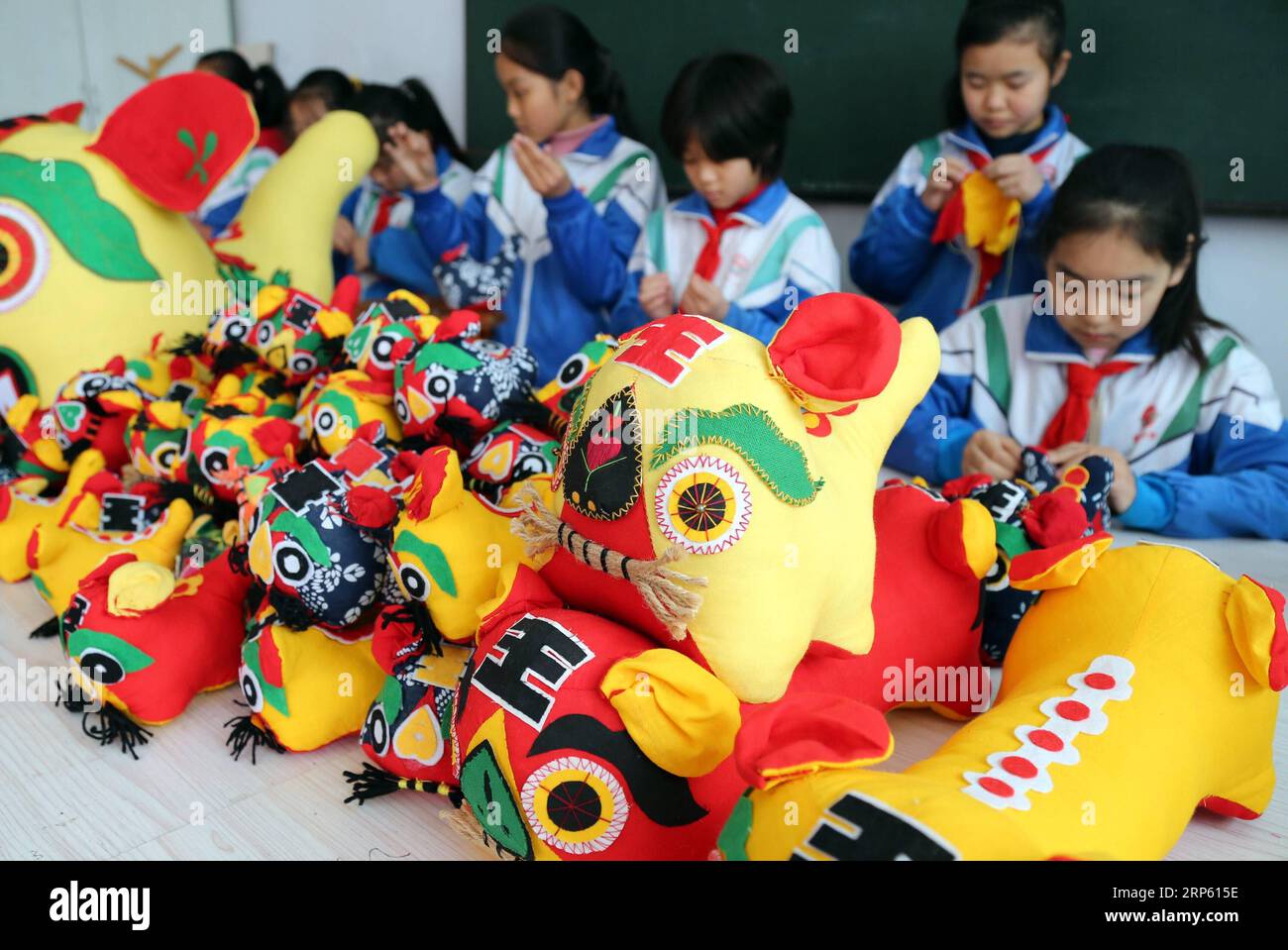 (181229) -- BINZHOU, 29. Dezember 2018 (Xinhua) -- Schüler machen Stofftiger an einer Grundschule im Boxing County der Stadt Binzhou, ostchinesische Provinz Shandong, 29. Dezember 2018. Die Menschen in China feierten das kommende neue Jahr auf verschiedene Weise. (Xinhua/Chen bin) CHINA-NEUJAHRSFEIER (CN) PUBLICATIONxNOTxINxCHN Stockfoto