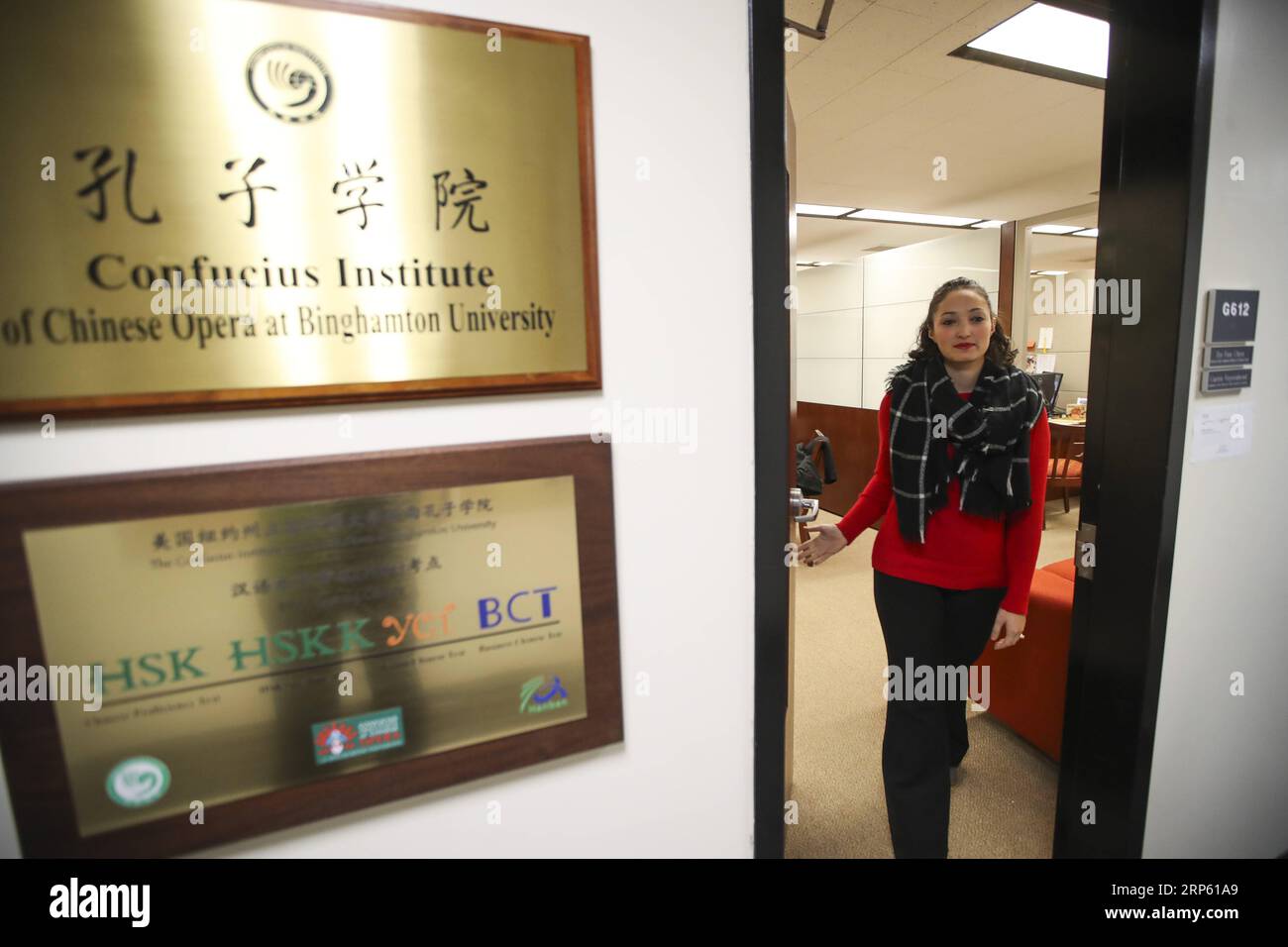 (181229) -- NEW YORK, 29. Dezember 2018 -- Carrie Feyerabend verlässt am 15. November 2018 ihr Büro am Confucius Institute of Chinese Opera (CICO) der Binghamton University (BU) in Binghamton, New York State, USA. Feyerabend ist einer der US-amerikanischen und chinesischen Künstler des Confucius Institute of Chinese Opera (CICO) an der Binghamton University (BU), die Mitte November als Abschlussveranstaltung der Internationalen Bildungswoche der Universität in der unglaublichen Show der Amazing Chinese Opera zu sehen waren. eine jährliche Initiative zur Feier und Förderung der internationalen Bildung und des Exchans Stockfoto