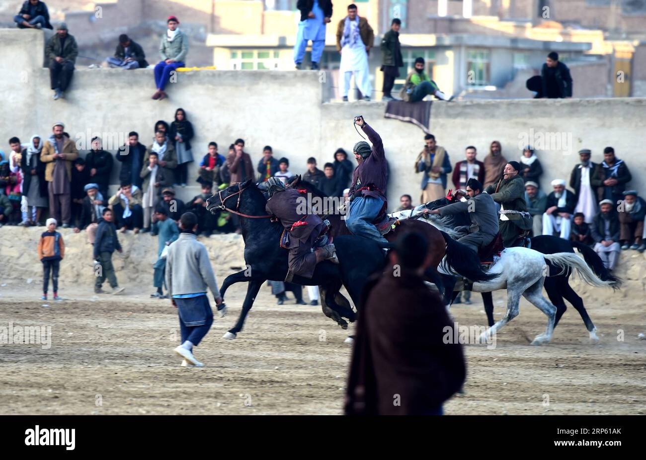 (181229) -- KABUL, 29. Dez. 2018 -- afghanische Pferdereiter konkurrieren am 28. Dez. 2018 bei einem Buzkashi-Spiel in Kabul, der Hauptstadt Afghanistans, um eine Ziege. Buzkashi ist ein jahrhundertealtes traditionelles Spiel in Afghanistan, bei dem erfahrene Reiter von rivalisierenden Teams darum konkurrieren, die geschlachtete Ziege oder das Kalb zu nehmen und sie in einem Kreis auf dem Buzkashi-Boden zu werfen. ) AFGHANISTAN-KABUL-BUZKASHI DaixHe PUBLICATIONxNOTxINxCHN Stockfoto