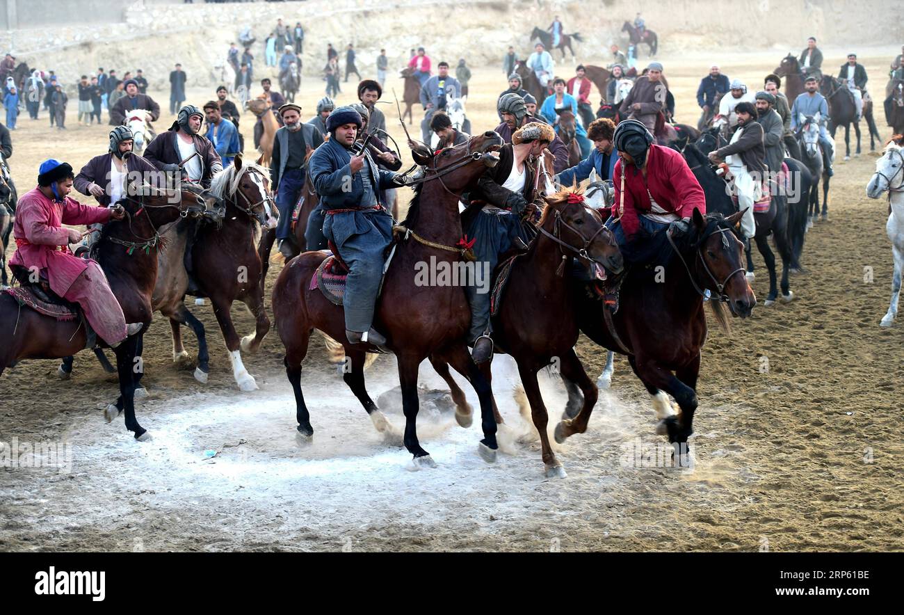 (181229) -- KABUL, 29. Dez. 2018 -- afghanische Pferdereiter konkurrieren am 28. Dez. 2018 bei einem Buzkashi-Spiel in Kabul, der Hauptstadt Afghanistans, um eine Ziege. Buzkashi ist ein jahrhundertealtes traditionelles Spiel in Afghanistan, bei dem erfahrene Reiter von rivalisierenden Teams darum konkurrieren, die geschlachtete Ziege oder das Kalb zu nehmen und sie in einem Kreis auf dem Buzkashi-Boden zu werfen. ) AFGHANISTAN-KABUL-BUZKASHI DaixHe PUBLICATIONxNOTxINxCHN Stockfoto