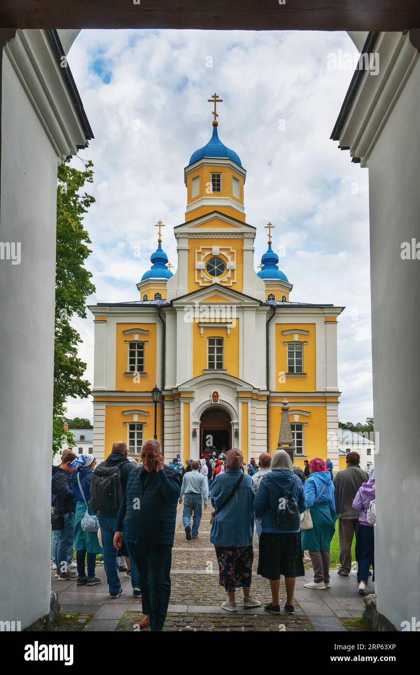 Konevets, Russland 22. Juli 2023 Konevsky-Kloster auf der Insel Konevets am Ladogasee. Eine Gruppe von Pilgern betritt das Gebiet des Klosters. Stockfoto