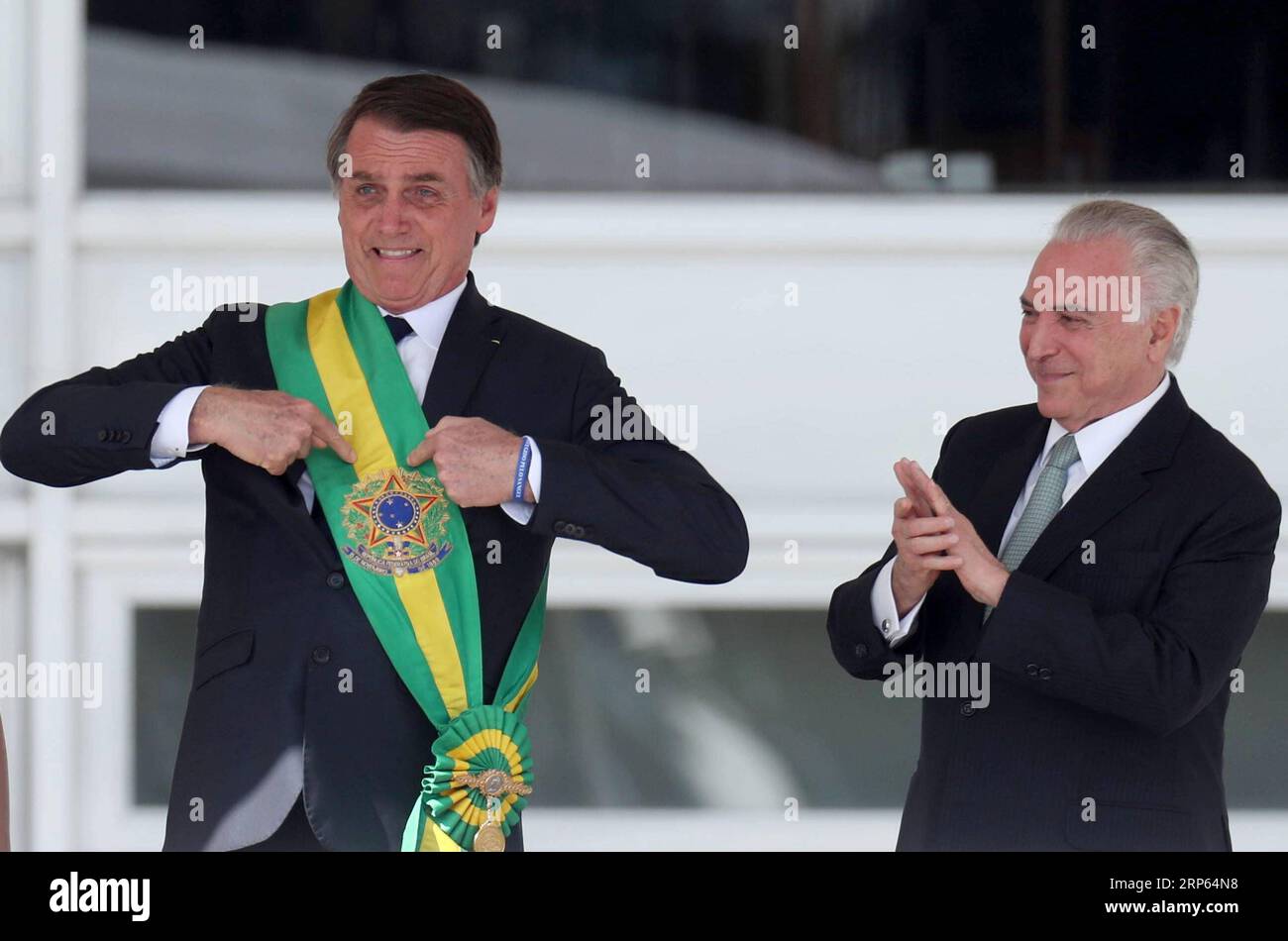 (190101) -- BRASILIA, 1. Januar 2019 -- Foto von Agencia Estado zeigt Brasiliens neuen Präsidenten Jair Bolsonaro (L), der am 1. Januar 2019 vom scheidenden Präsidenten Michel Temer (R) in Brasilia, der Hauptstadt Brasiliens, auf den Präsidentenflügel verweist. Der zum Politiker gewordene Armeekapitän Jair Bolsonaro wurde am Dienstag als Brasiliens Präsident vereidigt. AGENCIA ESTADO/WILTON JUNIOR) ***BRASILIEN AUS*** BRASILIEN-BRASILIA-JAIR BOLSONARO-PRÄSIDENT-EINWEIHUNG AE PUBLICATIONXNOTXINXCHN Stockfoto