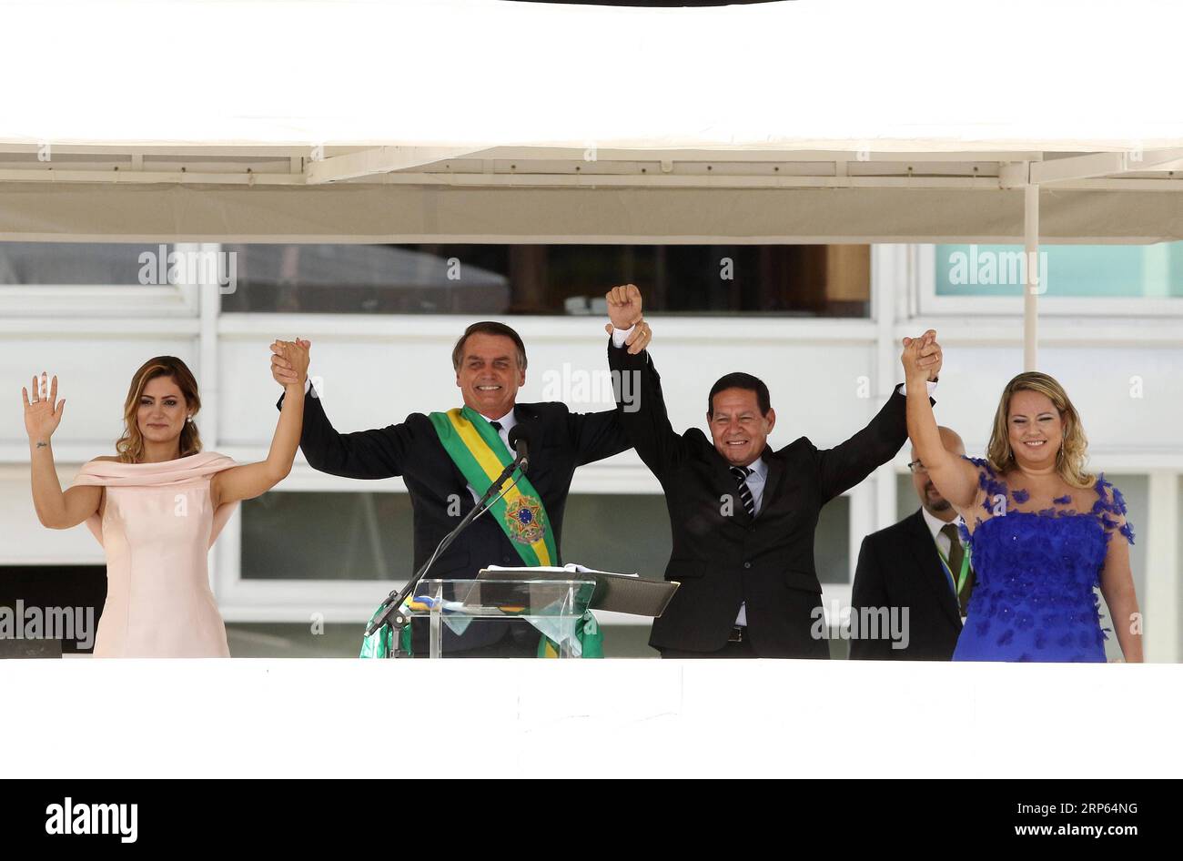 (190101) -- BRASILIA, 1. Januar 2019 -- das Foto von Agencia Estado zeigt Brasiliens neuen Präsidenten Jair Bolsonaro (2. L), seine Frau Michelle Bolsonaro (1. L), Brasiliens neuen Vizepräsidenten Hamilton Mourao (2. R) und seine Frau Paula Mourao während der Einweihungszeremonie in Brasilia, der Hauptstadt Brasiliens, am 1. Januar 2019. Der zum Politiker gewordene Armeekapitän Jair Bolsonaro wurde am Dienstag als Brasiliens Präsident vereidigt. AGENCIA ESTADO/CELIO MESSIAS) ***BRASILIEN RAUS*** BRASILIEN-BRASILIA-JAIR BOLSONARO-PRÄSIDENT-EINWEIHUNG AE PUBLICATIONXNOTXINXCHN Stockfoto