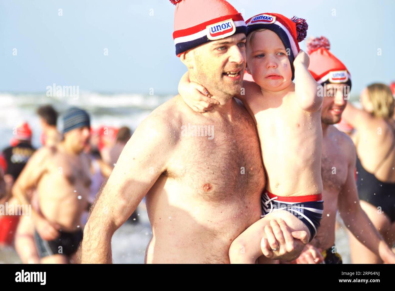 (190101) -- BLOEMENDAAL AAN ZEE (NIEDERLANDE), 1. Januar 2019 -- die Menschen nehmen ein erfrischendes Bad im Meer während einer traditionellen Neujahrs-Dip-Veranstaltung, um den Beginn des neuen Jahres in Bloemendaal aan Zee, Niederlande, am 1. Januar 2019 zu feiern. ) DIE NIEDERLANDE-BLOEMENDAAL AAN ZEE-NEUJAHRSFEIER SYLVIAXLEDERER PUBLICATIONXNOTXINXCHN Stockfoto