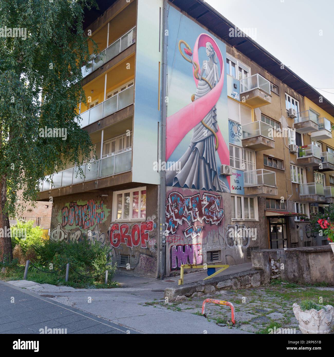Mehrstöckiges Wohngebäude mit Street Art Kunstwerken an der Seite in Sarajevo, Bosnien und Herzegowina, 03. September 2023 Stockfoto