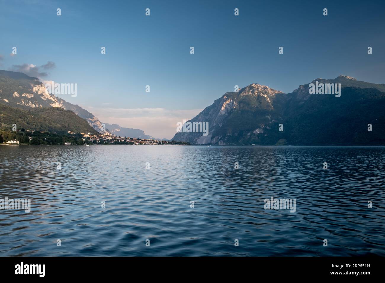 Atemberaubender Blick auf den Comer See bei Sonnenuntergang in Italien Stockfoto