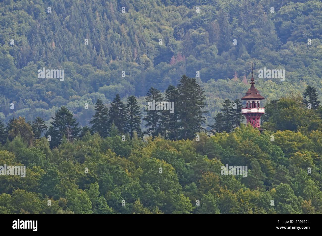 Jurkovic Aussichtsturm. Wachtturm im Walachian Open Air Museum, Roznov Pod Radhostem Stadt. Beliebter touristischer Punkt der Region. Stockfoto