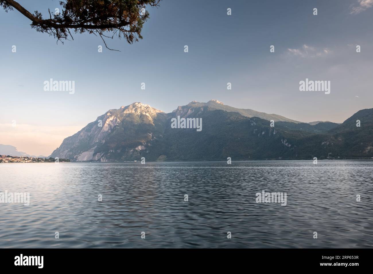 Sonnenuntergang, der die Gipfel rund um den Comer See in Italien erleuchtet Stockfoto