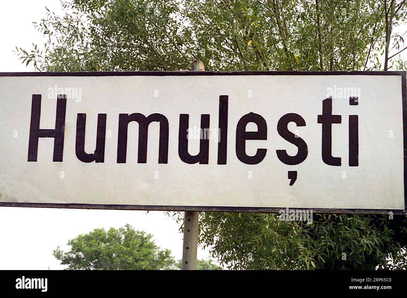 Neamt County, Rumänien, 2000. Schild am Eingang im Dorf Humulesti. Stockfoto