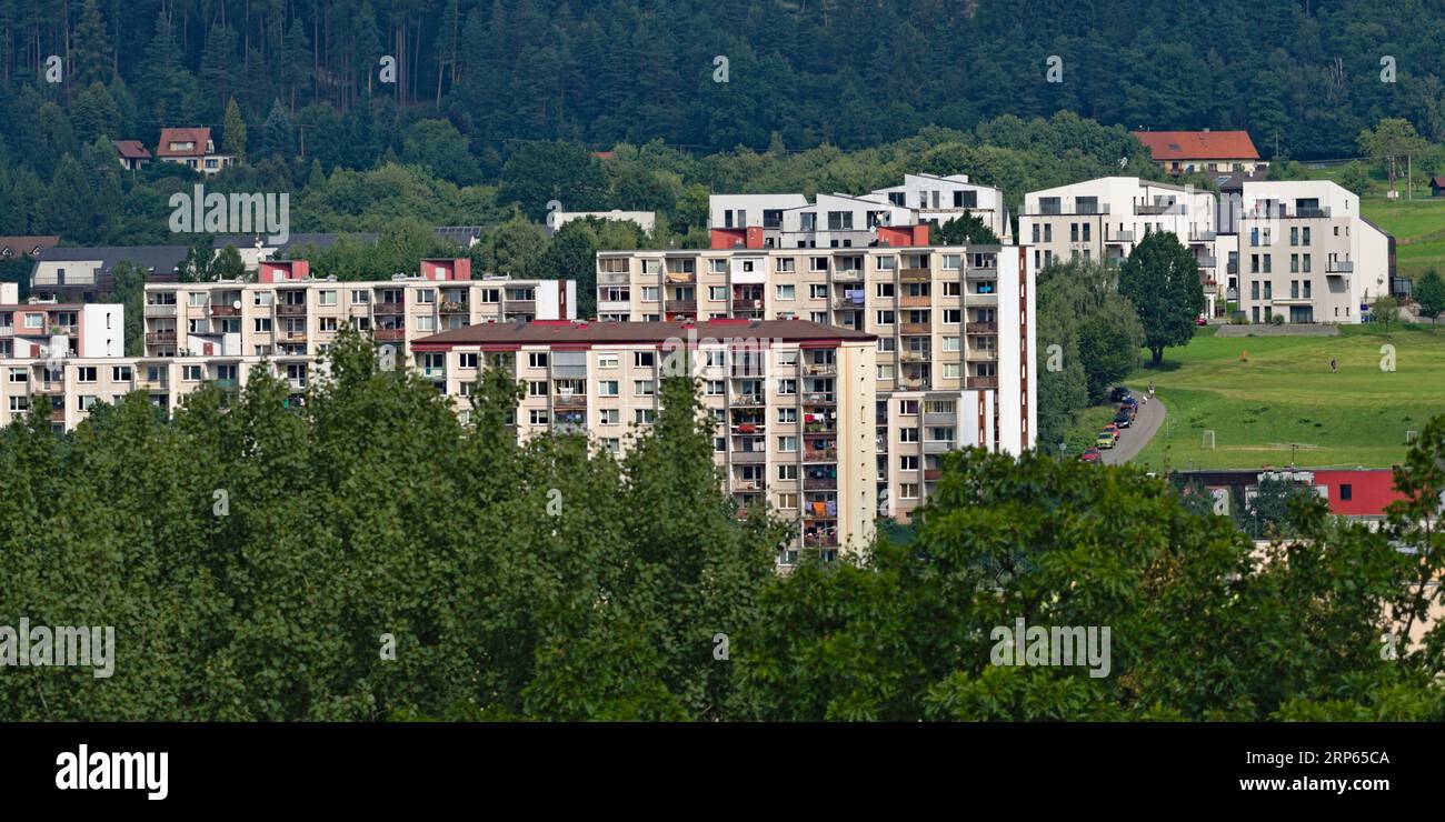 Wohngebiet und Wohnblock Panorama in Roznov Pod Radhostem. Stockfoto