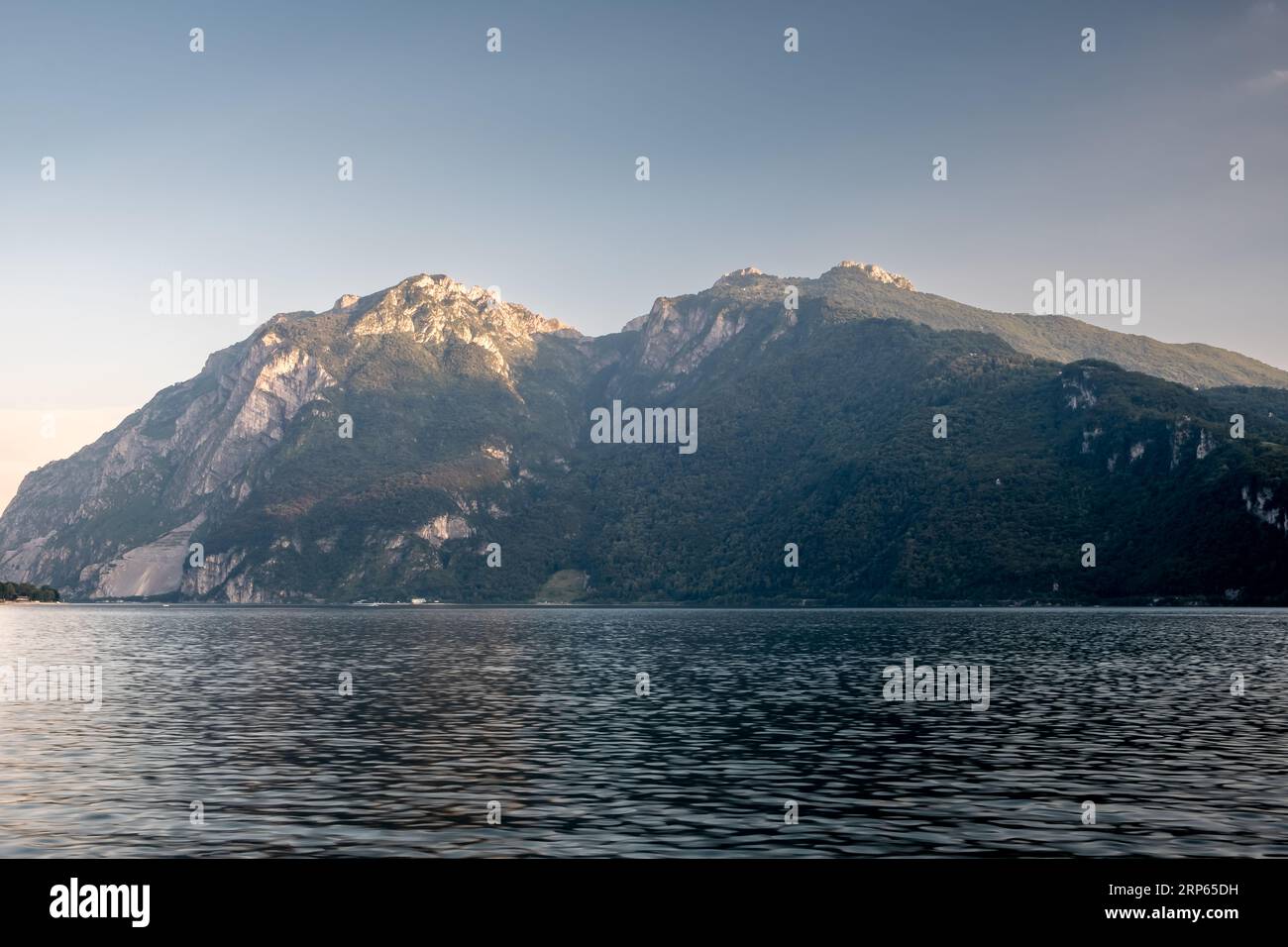 Wundervolle Landschaft des Comer Sees bei Sonnenuntergang in Italien Stockfoto