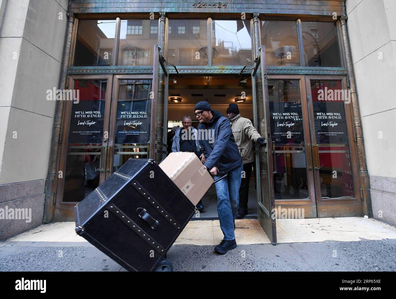 (190103) -- NEW YORK, 3. Januar 2019 (Xinhua) -- Ein Mann schiebt einen Wagen aus dem Flagship Store der berühmten Kaufhauskette Lord & Taylor in der Fifth Avenue in Manhattan, New York, USA, 2. Januar 2019. Die berühmte Kaufhauskette Lord & Taylor schloss offiziell ihr Flagship-Geschäft an der Fifth Avenue in Manhattan, New York City. (Xinhua/Li Rui) U.S.-NEW YORK-LORD&TAYLOR-FLAGSHIP STORE-CLOSE PUBLICATIONxNOTxINxCHN Stockfoto