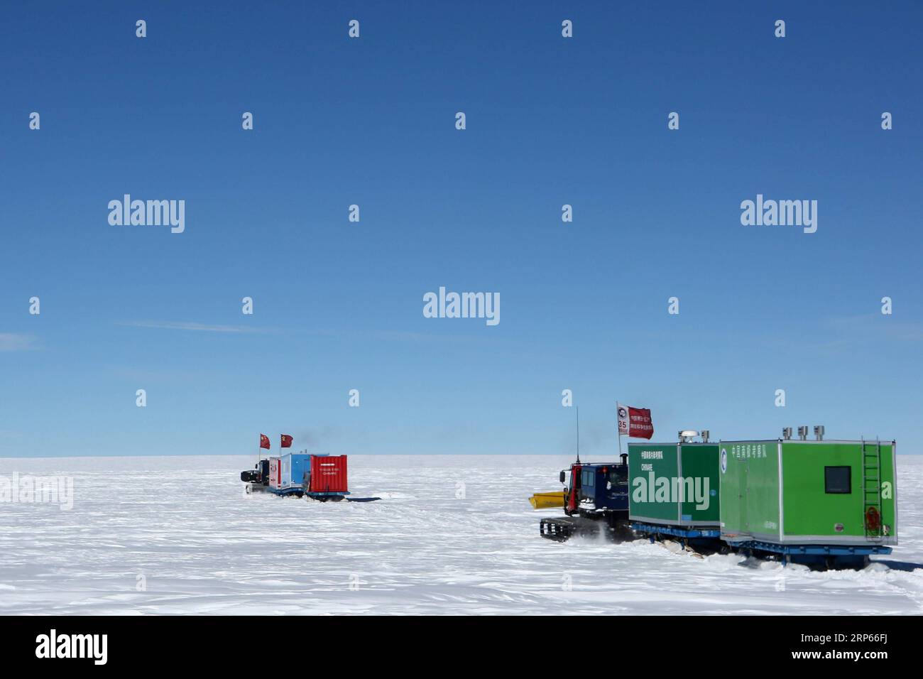 (190103) -- ANTARKTIS, 3. Januar 2019 (Xinhua) -- Fahrzeuge des 35. ANTARKTIS-Expeditionsteams Chinas laufen auf der Eiskappe der Antarktis, 2. Januar 2019. Das Expeditionsteam erreichte am Mittwoch das Gebiet des Dome Argus (Dome A), dem Gipfel der antarktischen Eiskappe im Landesinneren. (Xinhua/Liu Shiping) ANTARKTIS-CHINA-EXPEDITION-DOME A PUBLICATIONxNOTxINxCHN Stockfoto